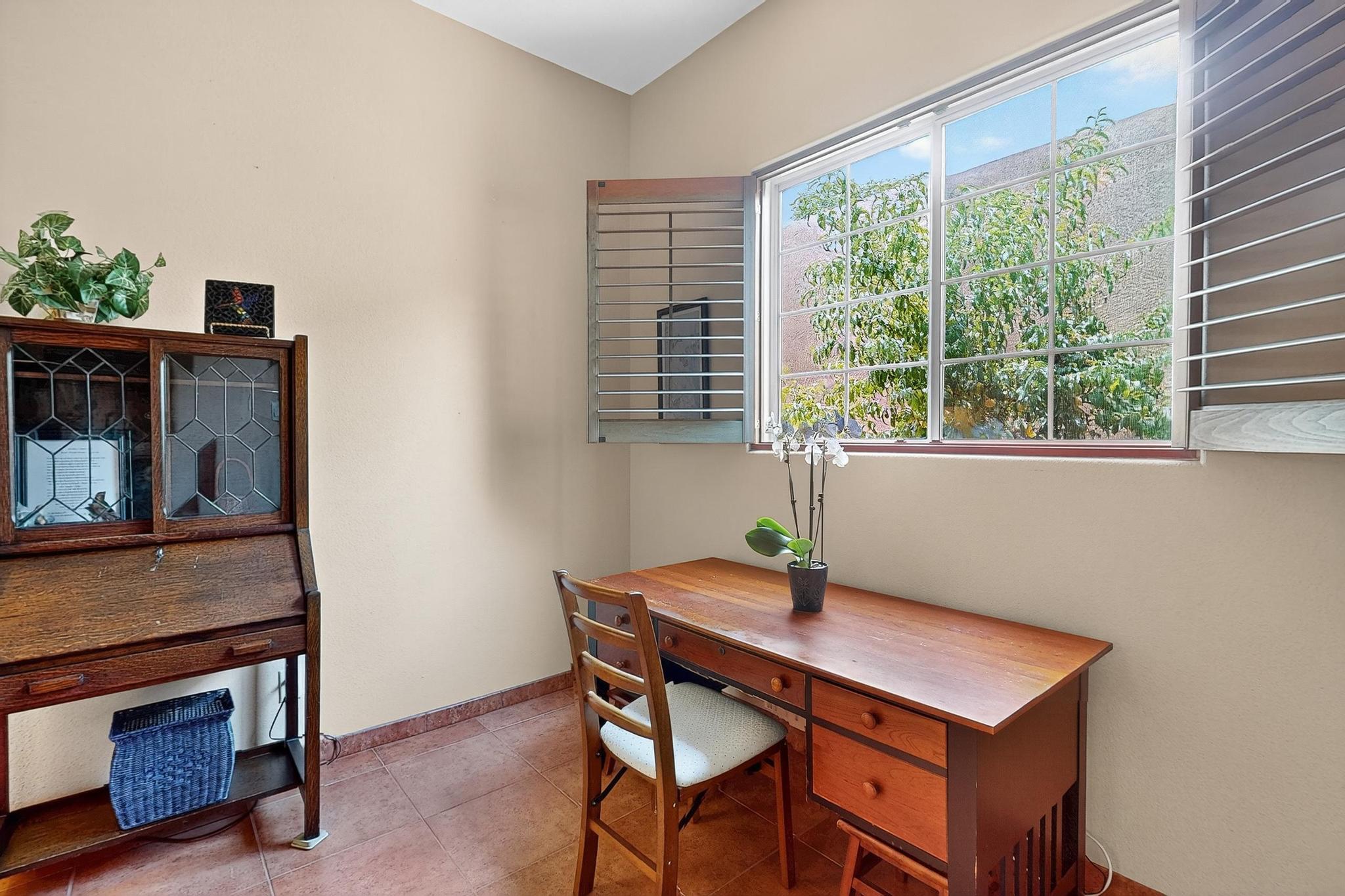 5704 PEPPERTREE Place NE