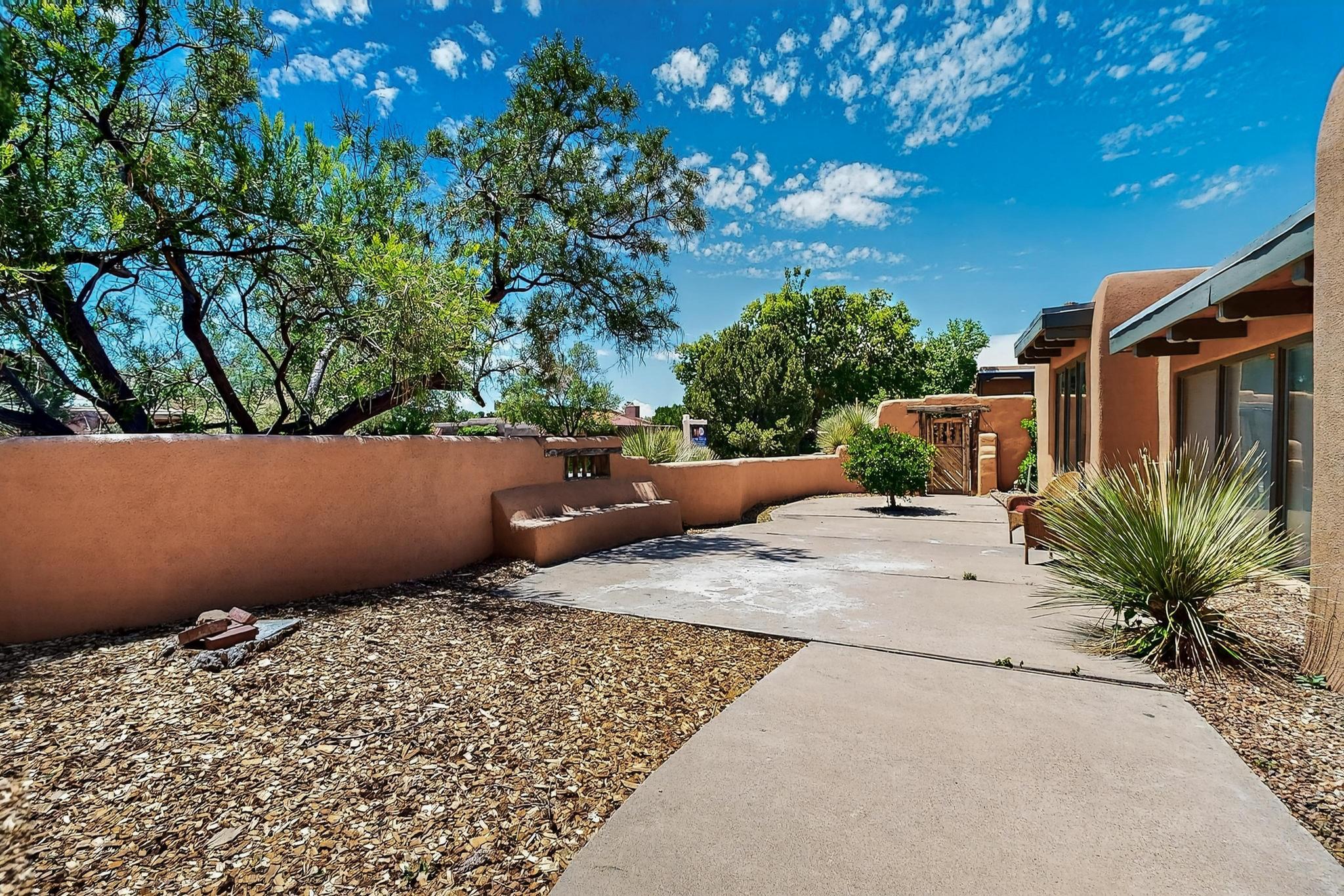 7425 QUEBRADA Place NE