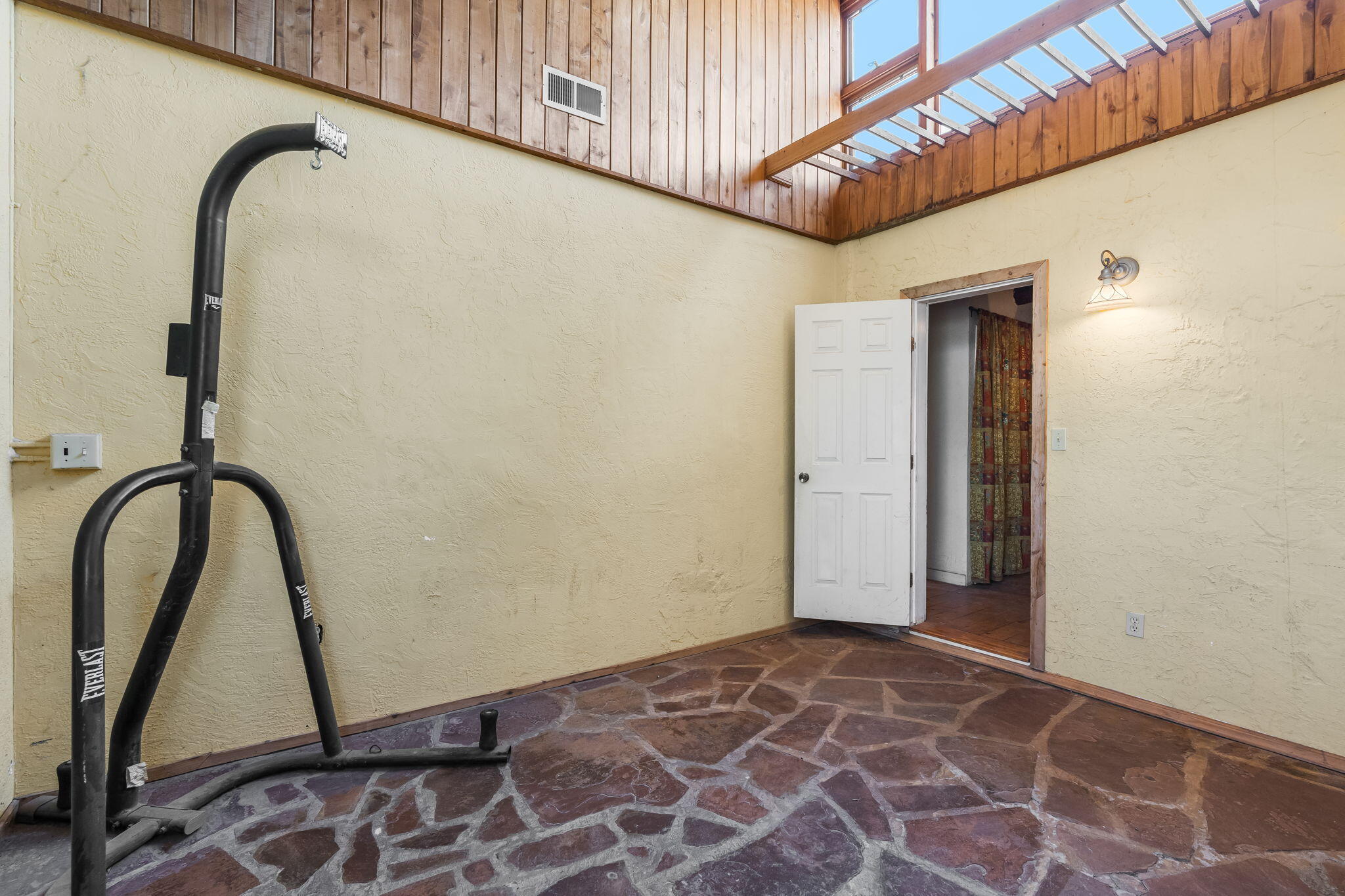 615 Los Arboles Avenue NW