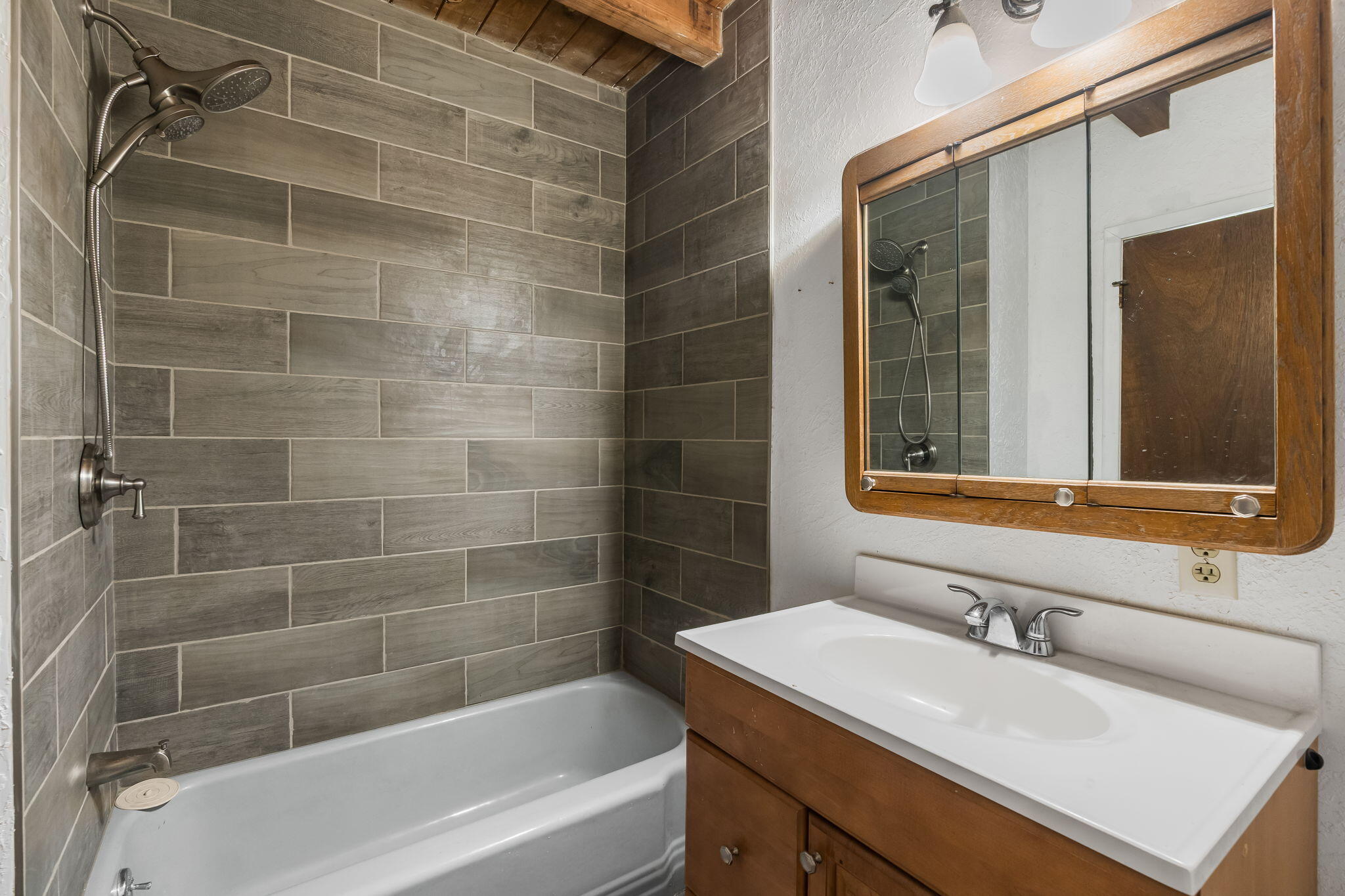 615 Los Arboles Avenue NW