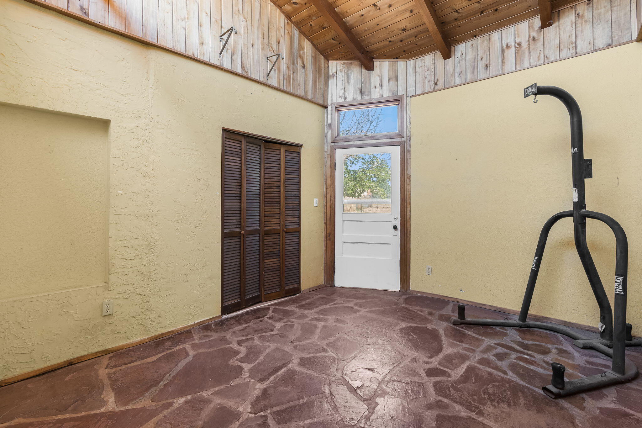 615 Los Arboles Avenue NW