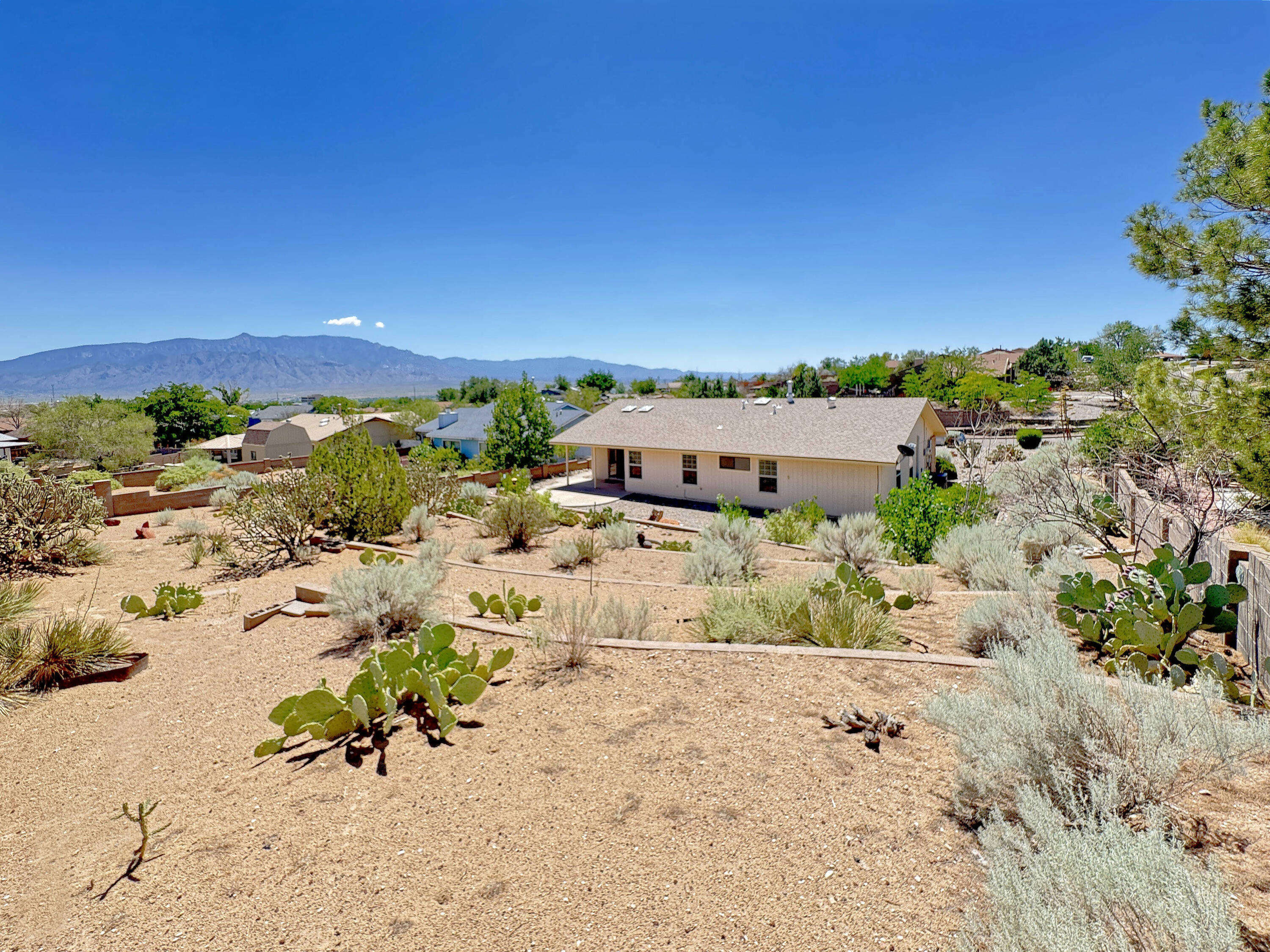 4661 QUARTZ Drive NE