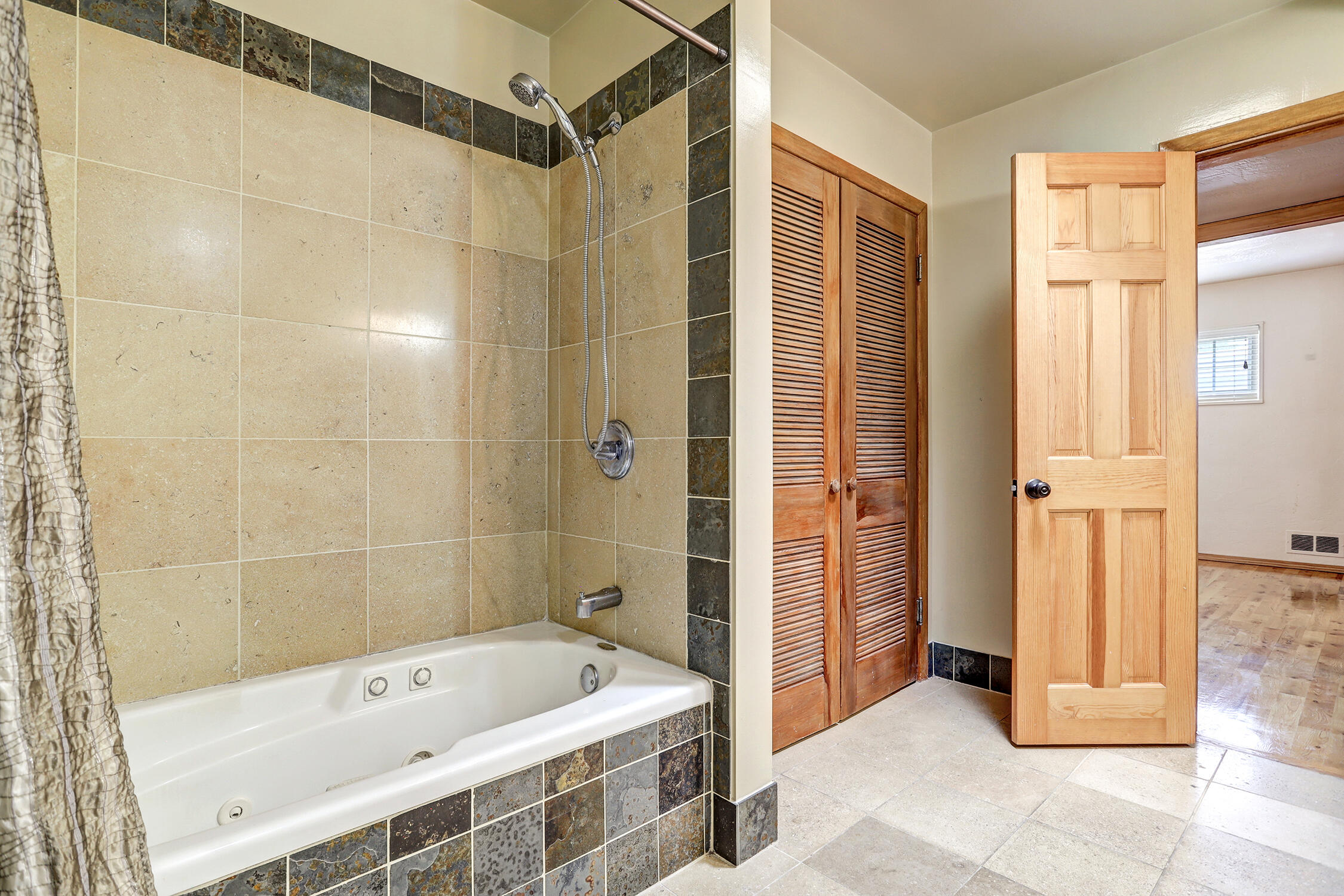 1306 WASHINGTON Street NE