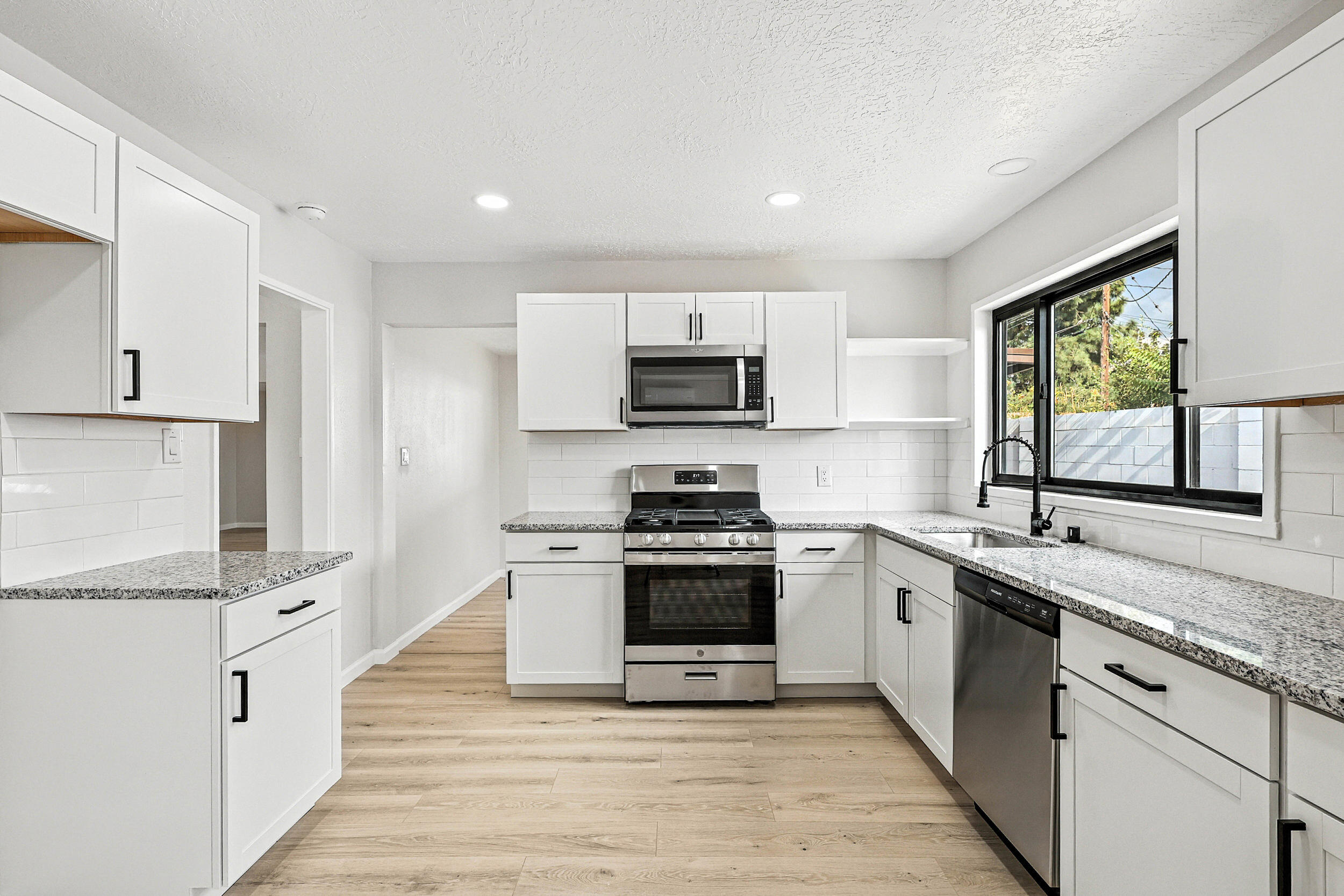 8004 HANNETT Avenue NE