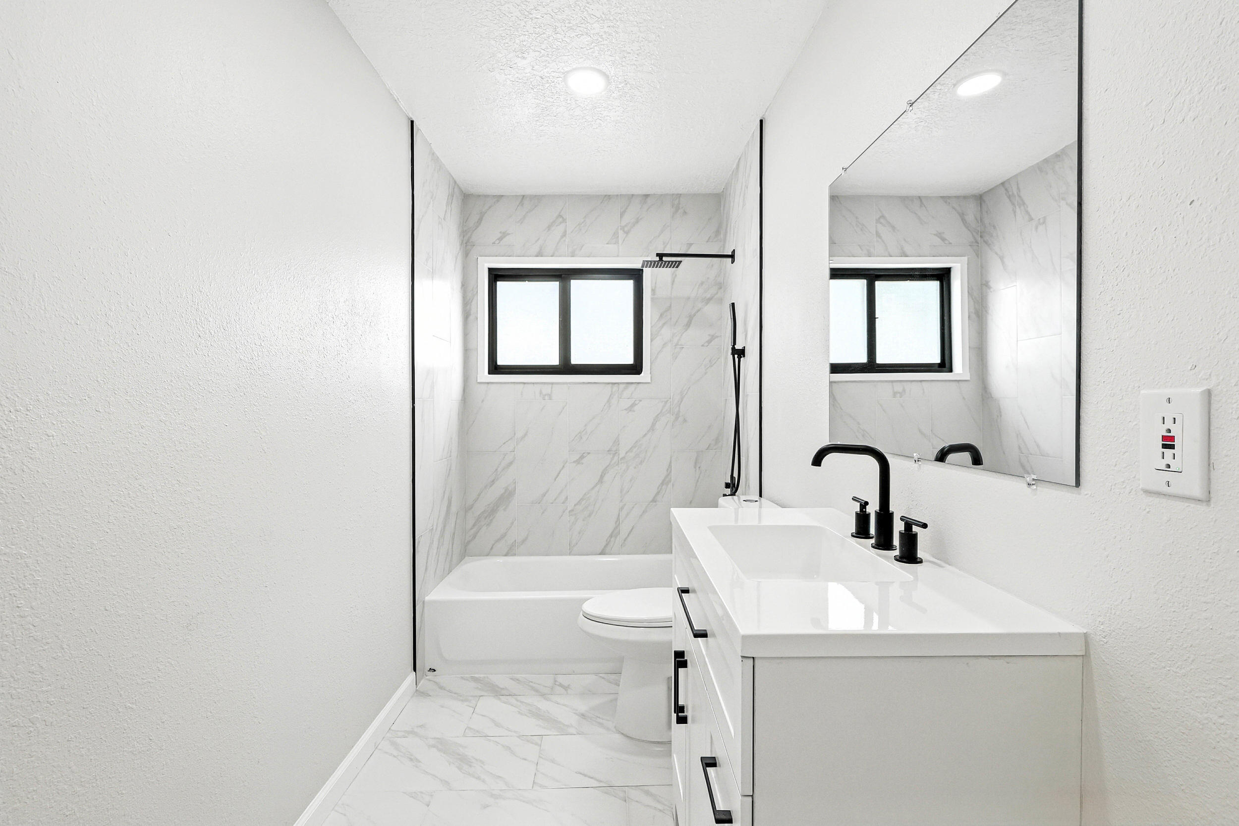 8004 HANNETT Avenue NE