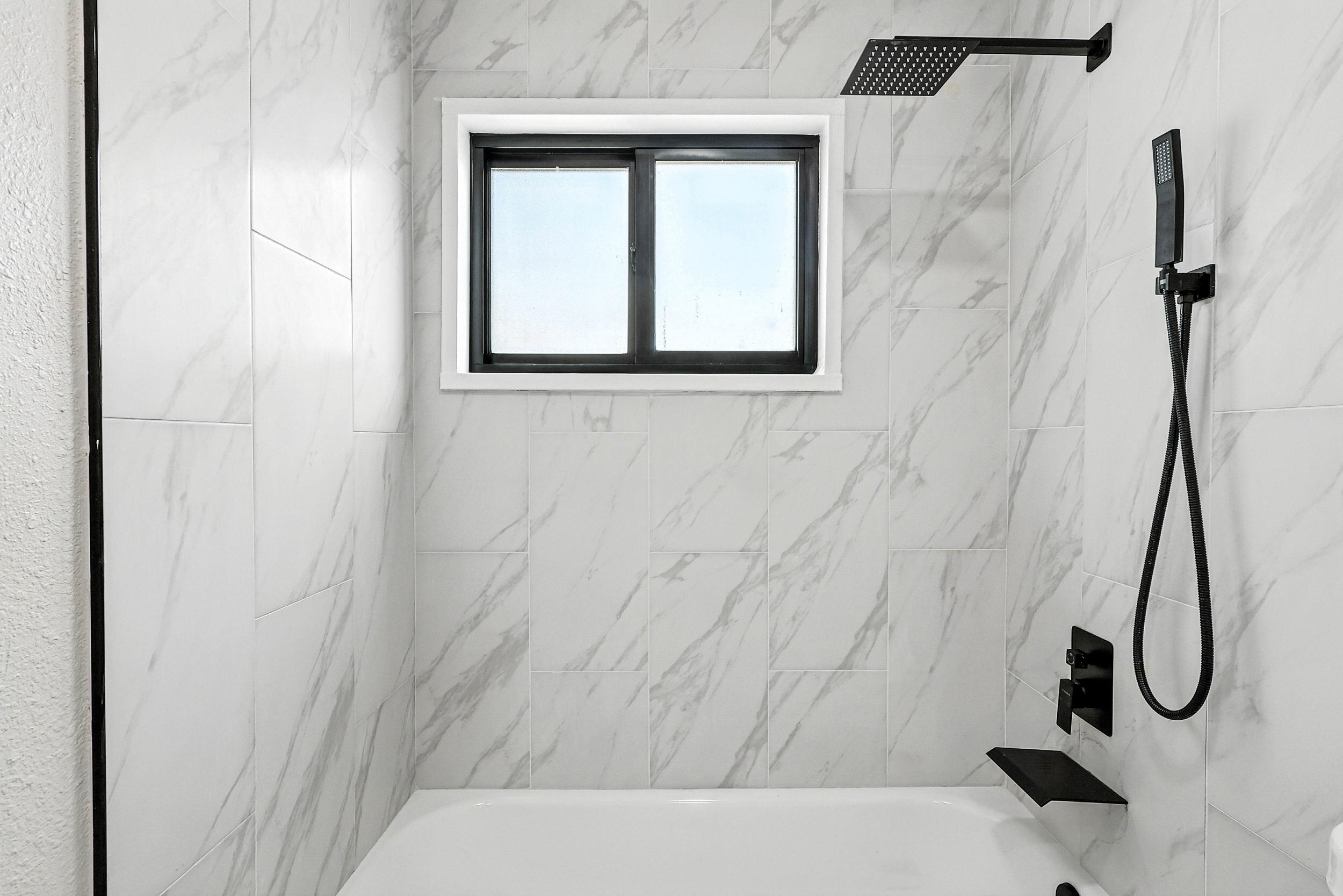 8004 HANNETT Avenue NE