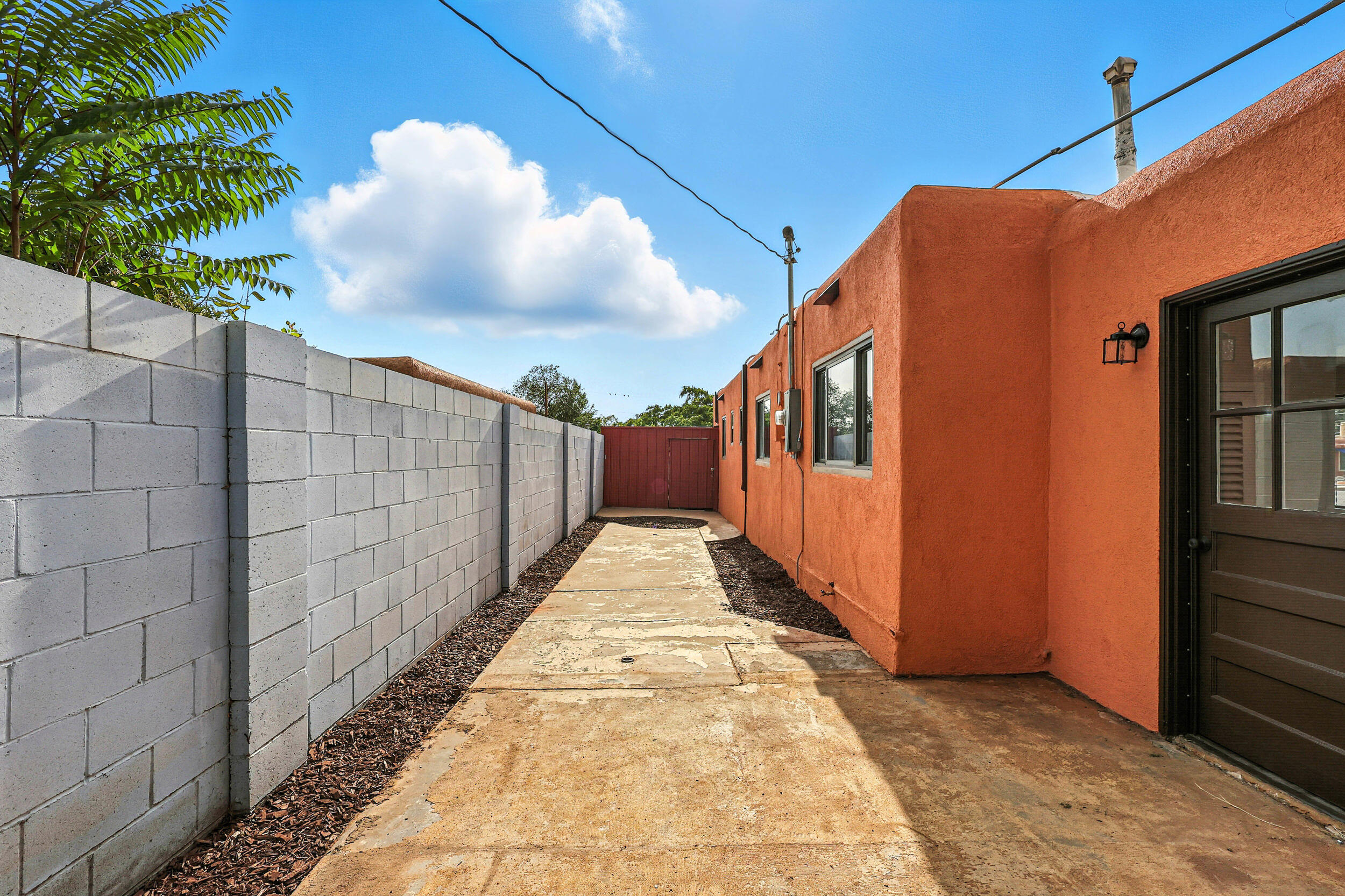 8004 HANNETT Avenue NE