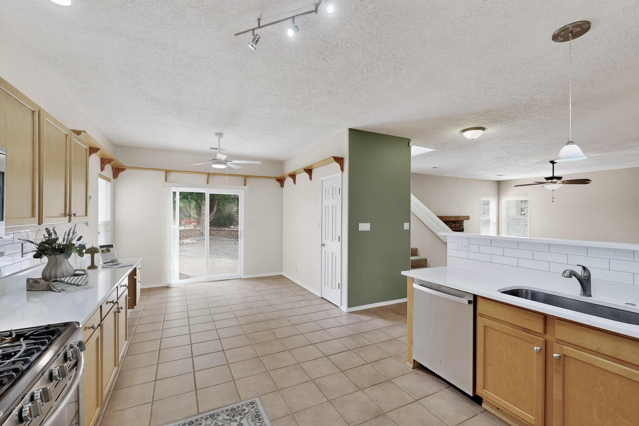 916 LOS PADRES Place SE