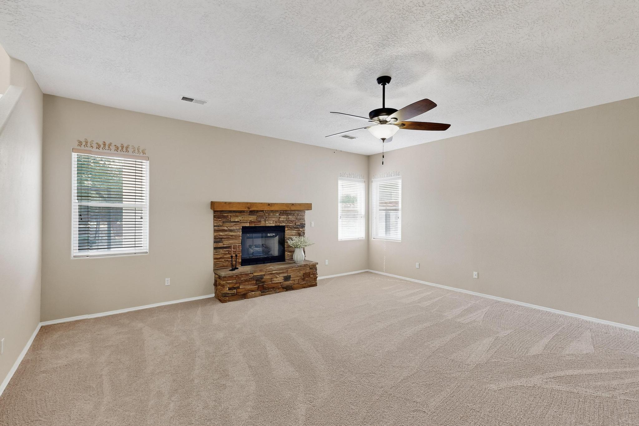 916 LOS PADRES Place SE