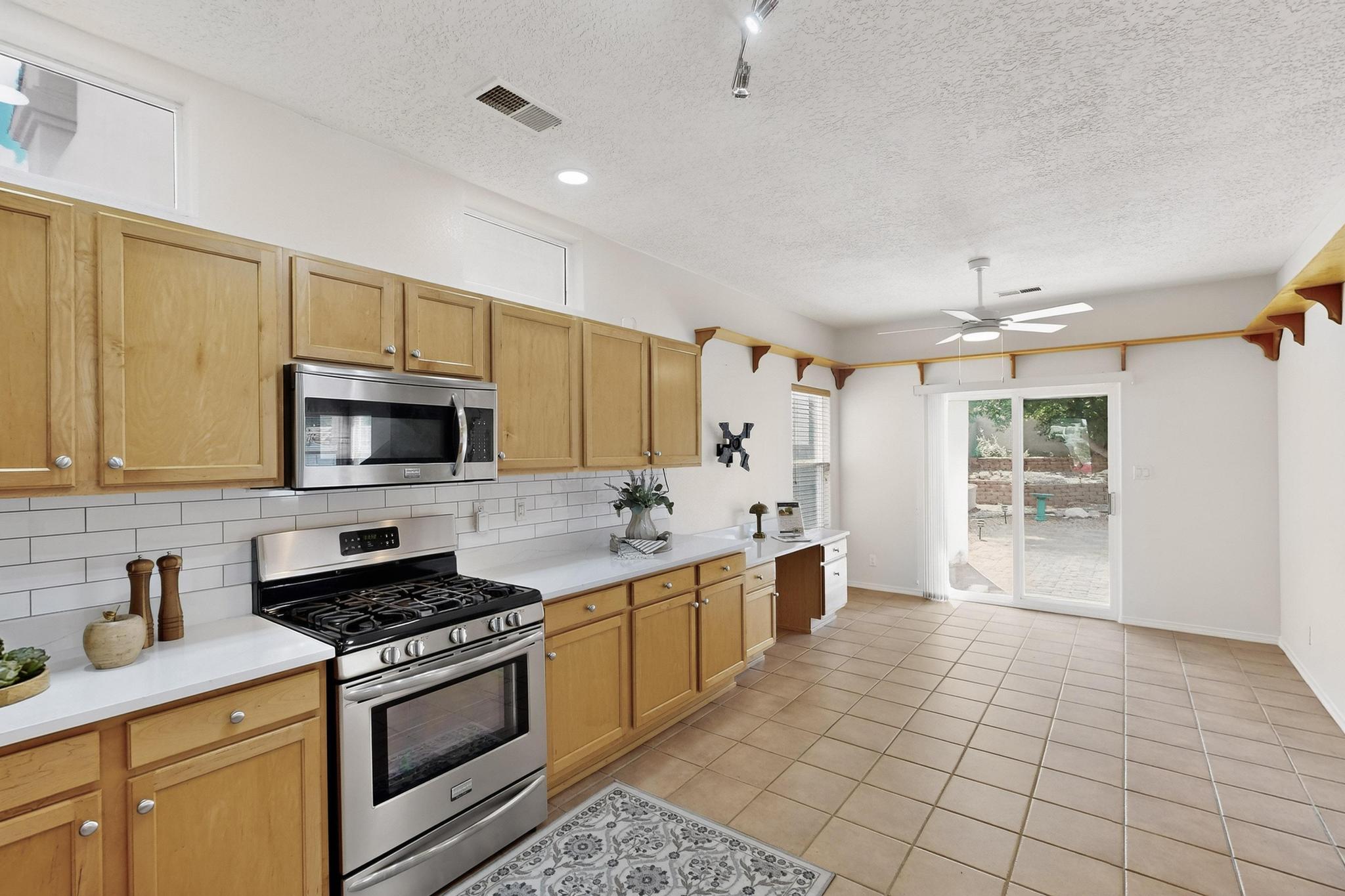 916 LOS PADRES Place SE