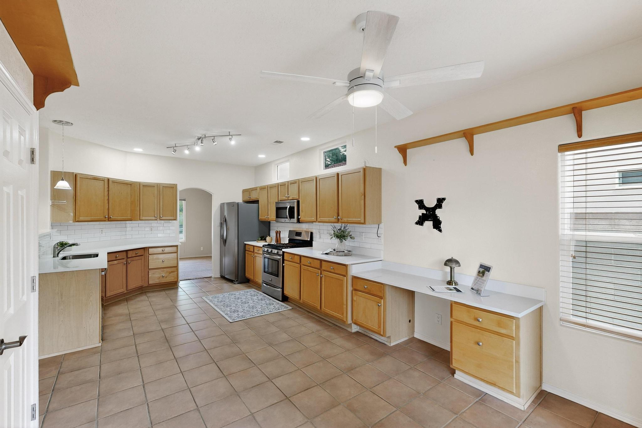 916 LOS PADRES Place SE