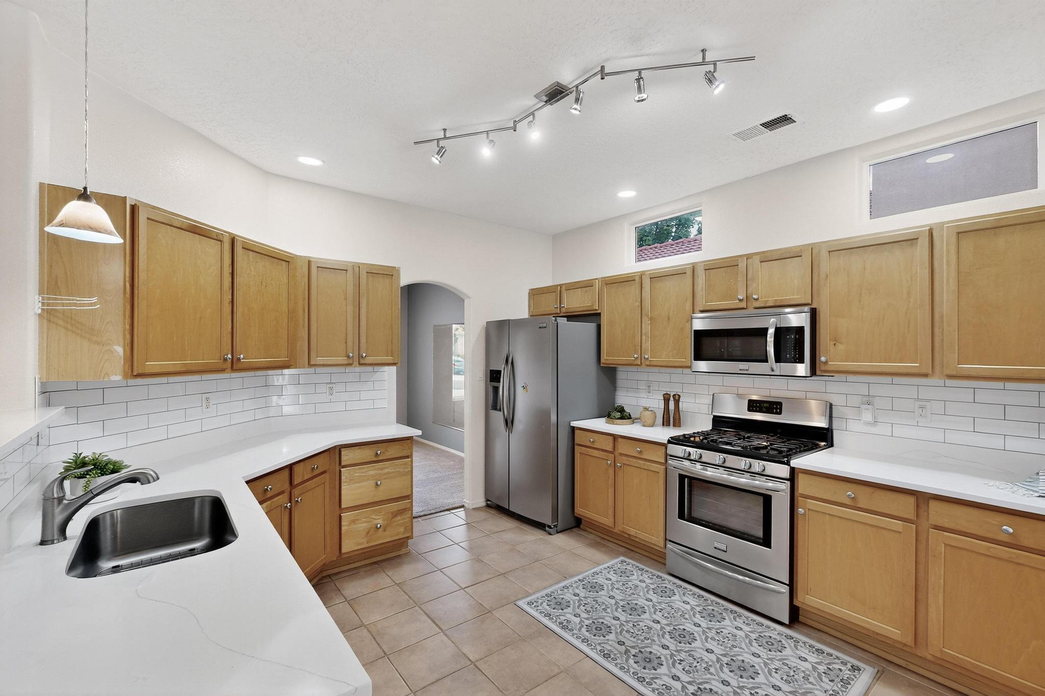 916 LOS PADRES Place SE