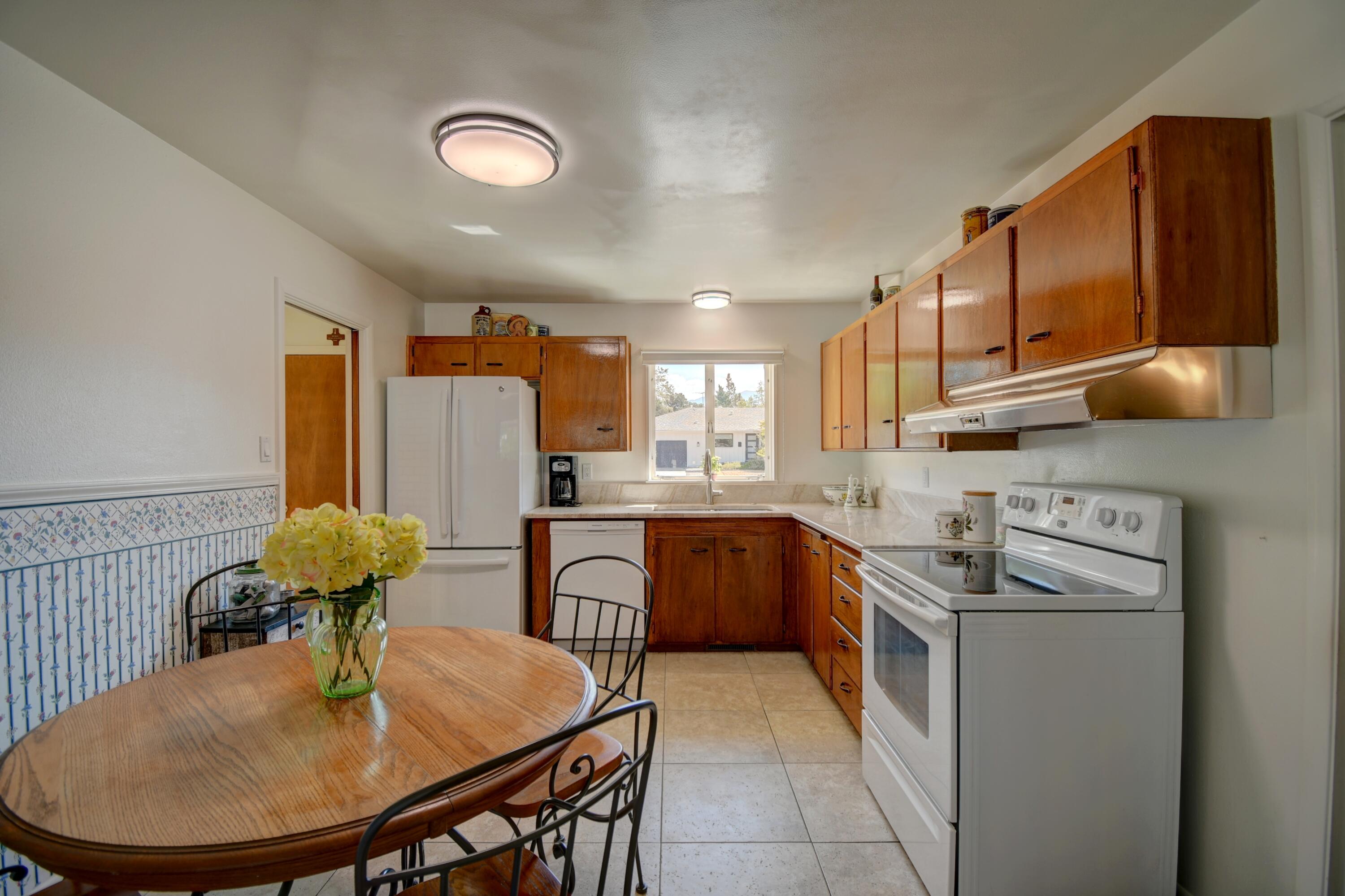 6904 EDWINA Avenue NE