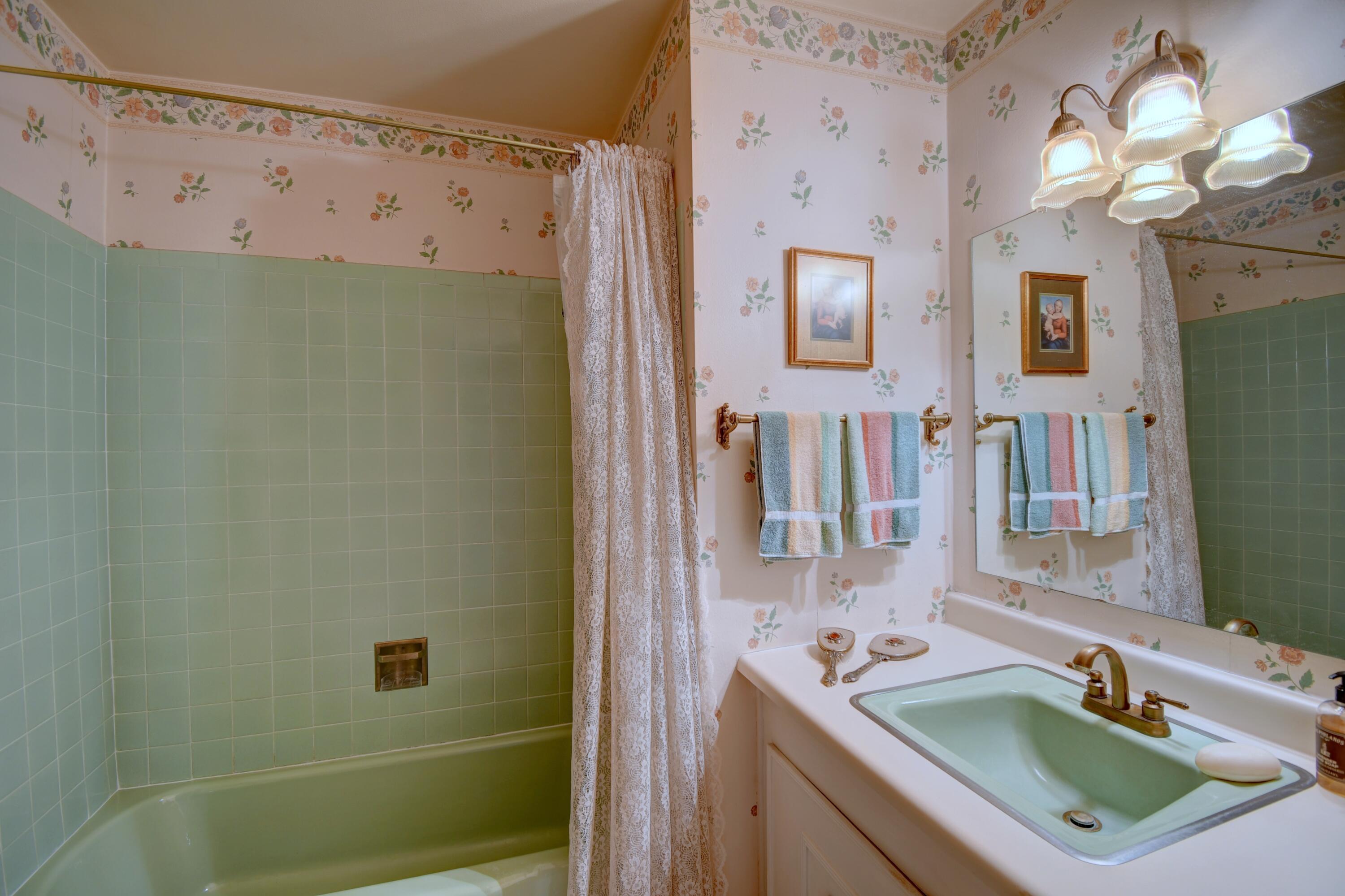 6904 EDWINA Avenue NE