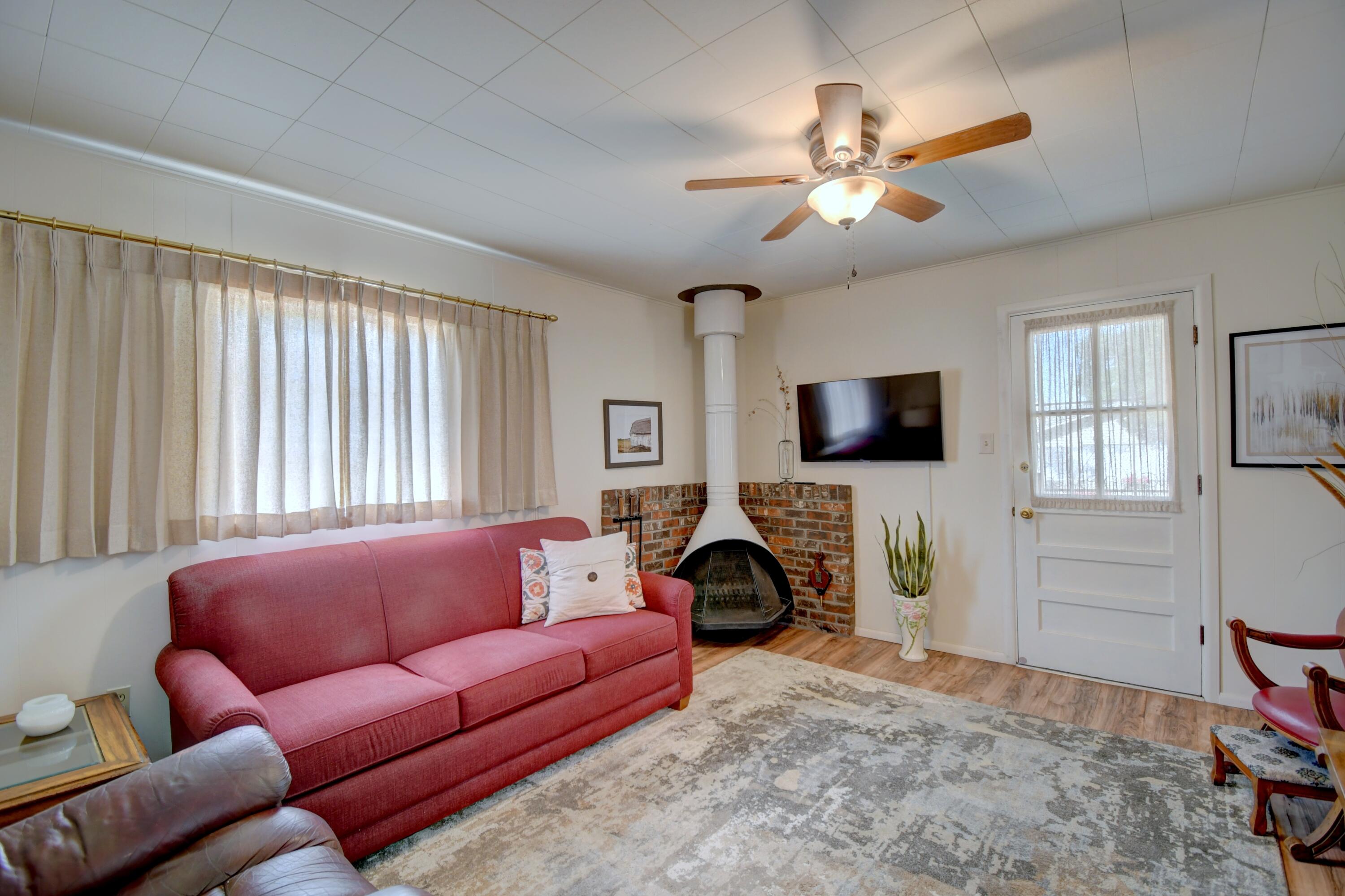 6904 EDWINA Avenue NE