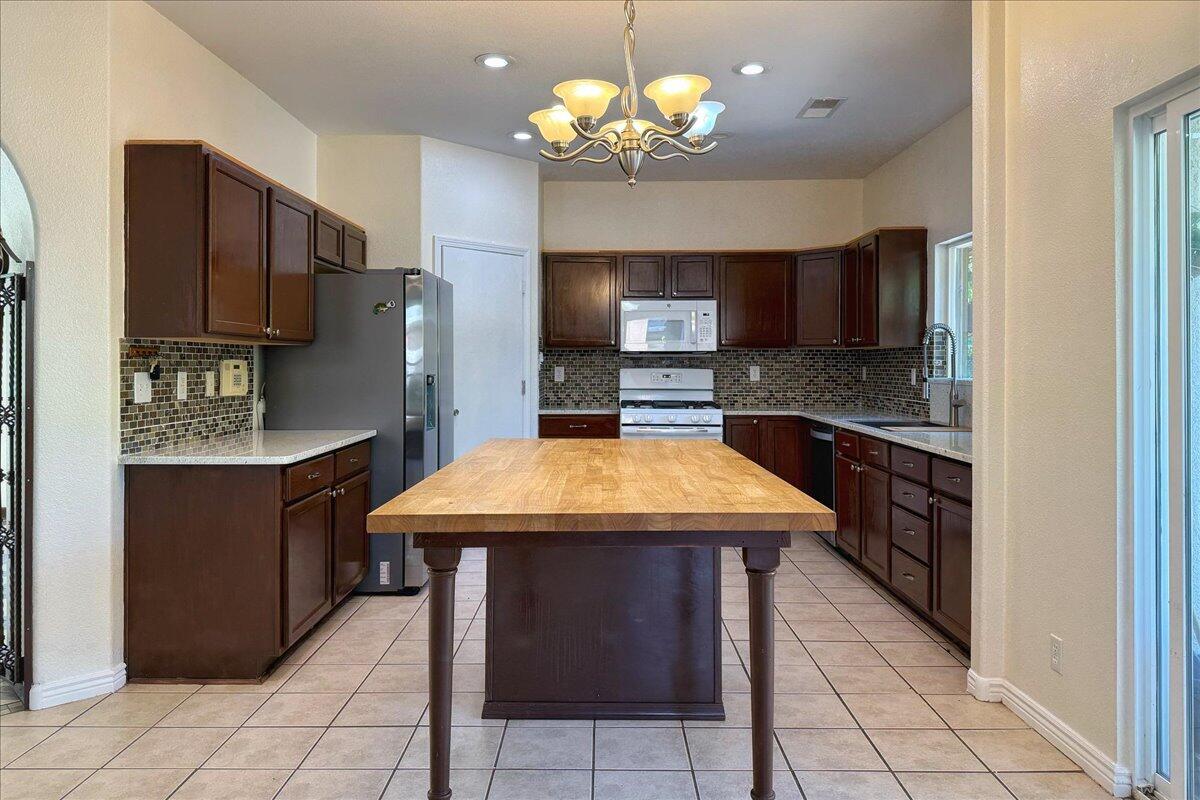 3043 LOGAN MEADOWS Drive NE