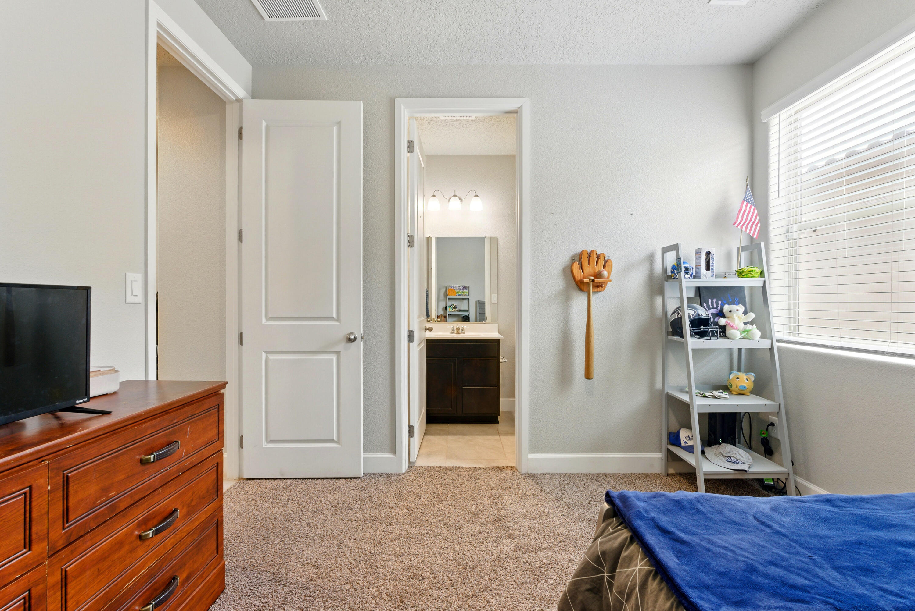 4529 SKYLINE Loop NE