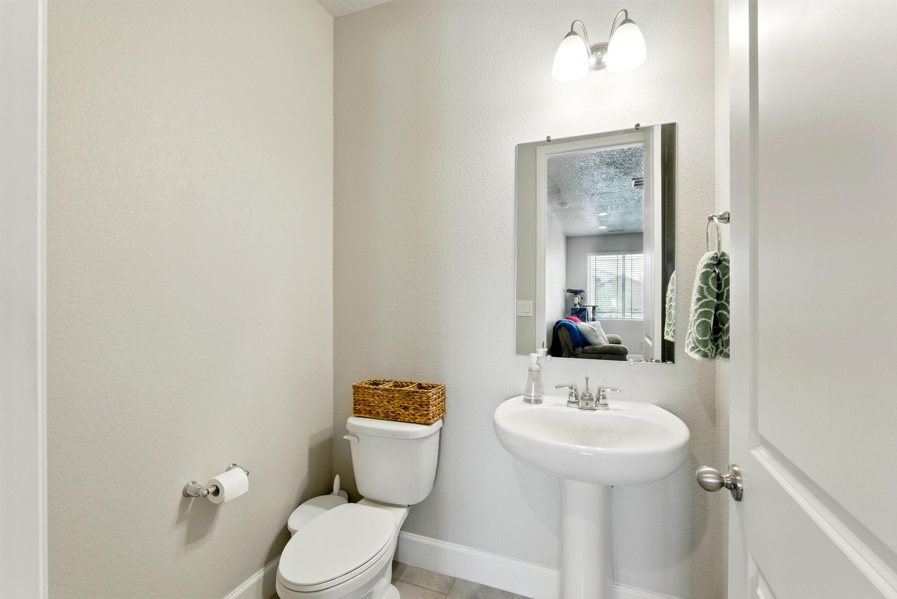 4529 SKYLINE Loop NE