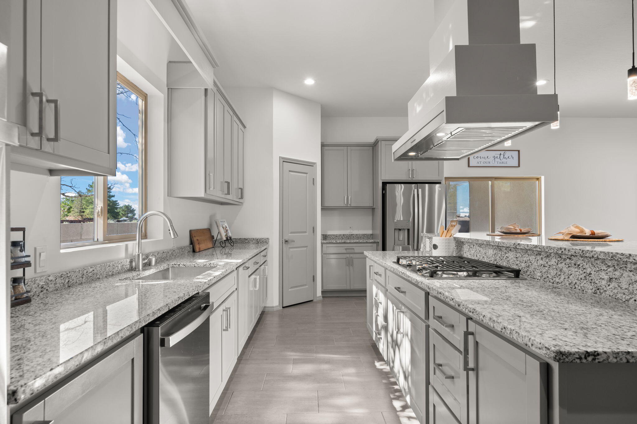 2006 SUTTLE Court NE