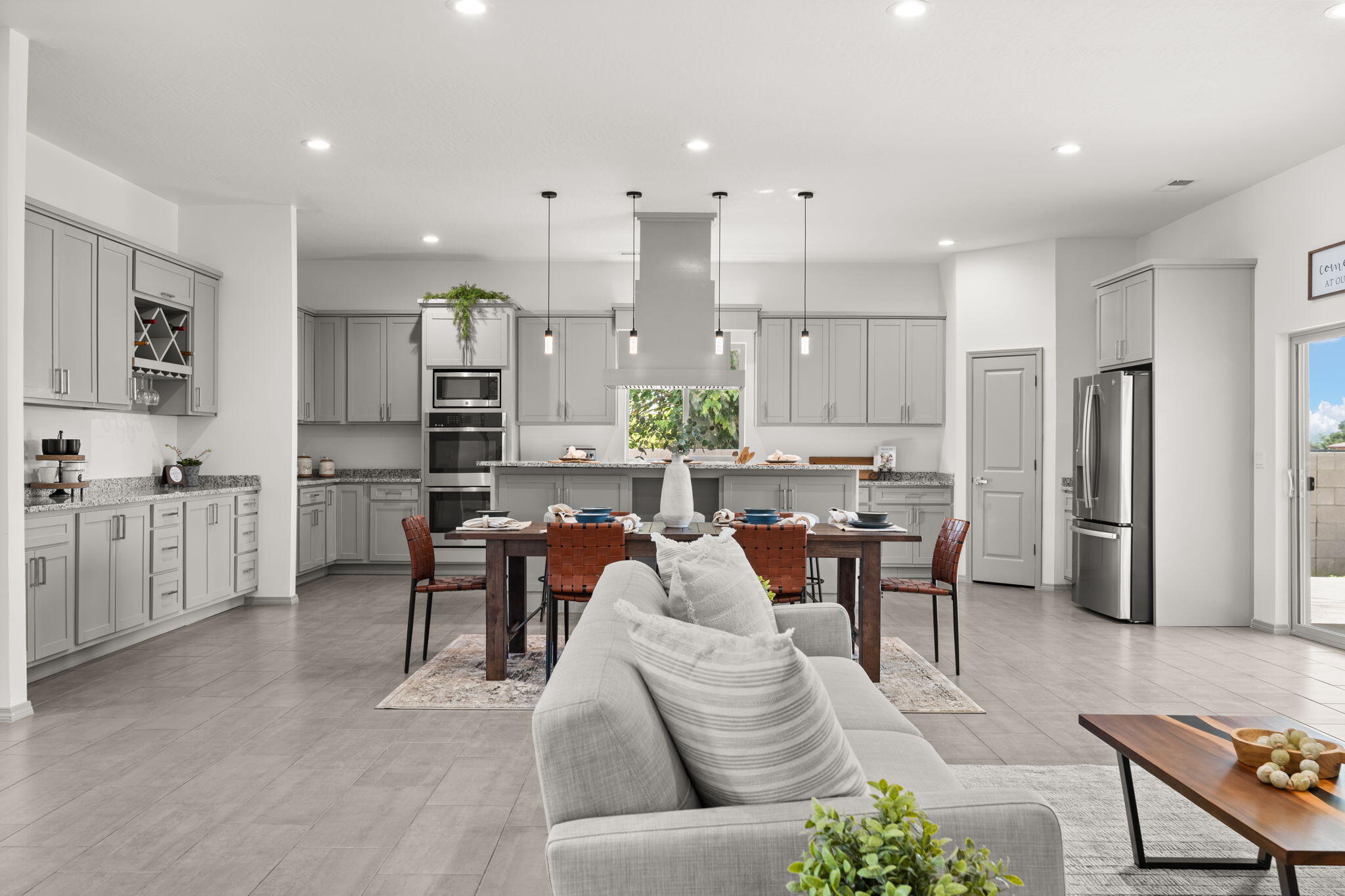 2006 SUTTLE Court NE