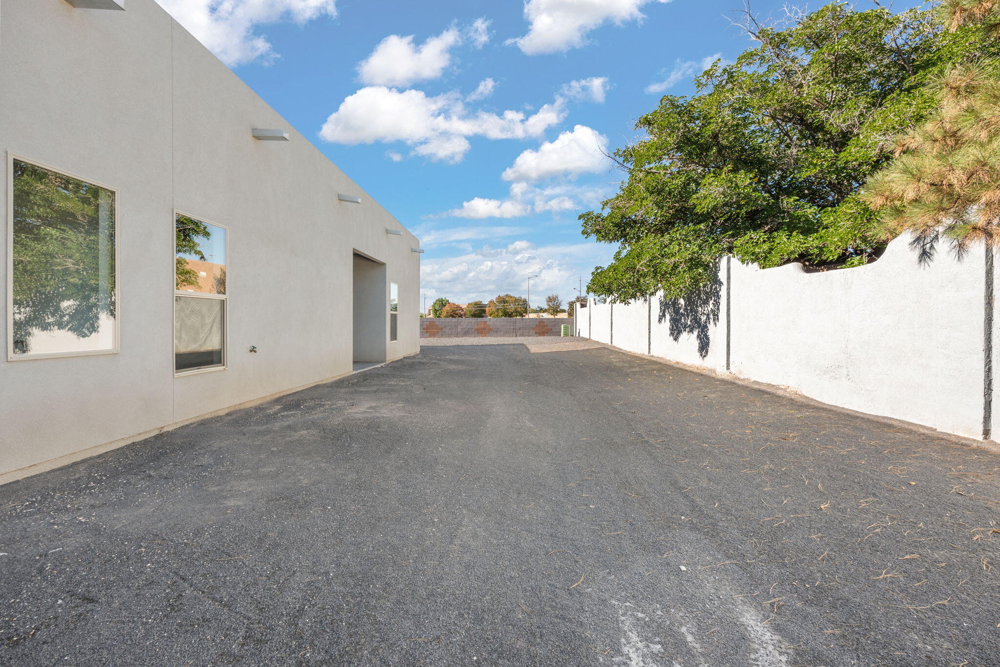 2006 SUTTLE Court NE