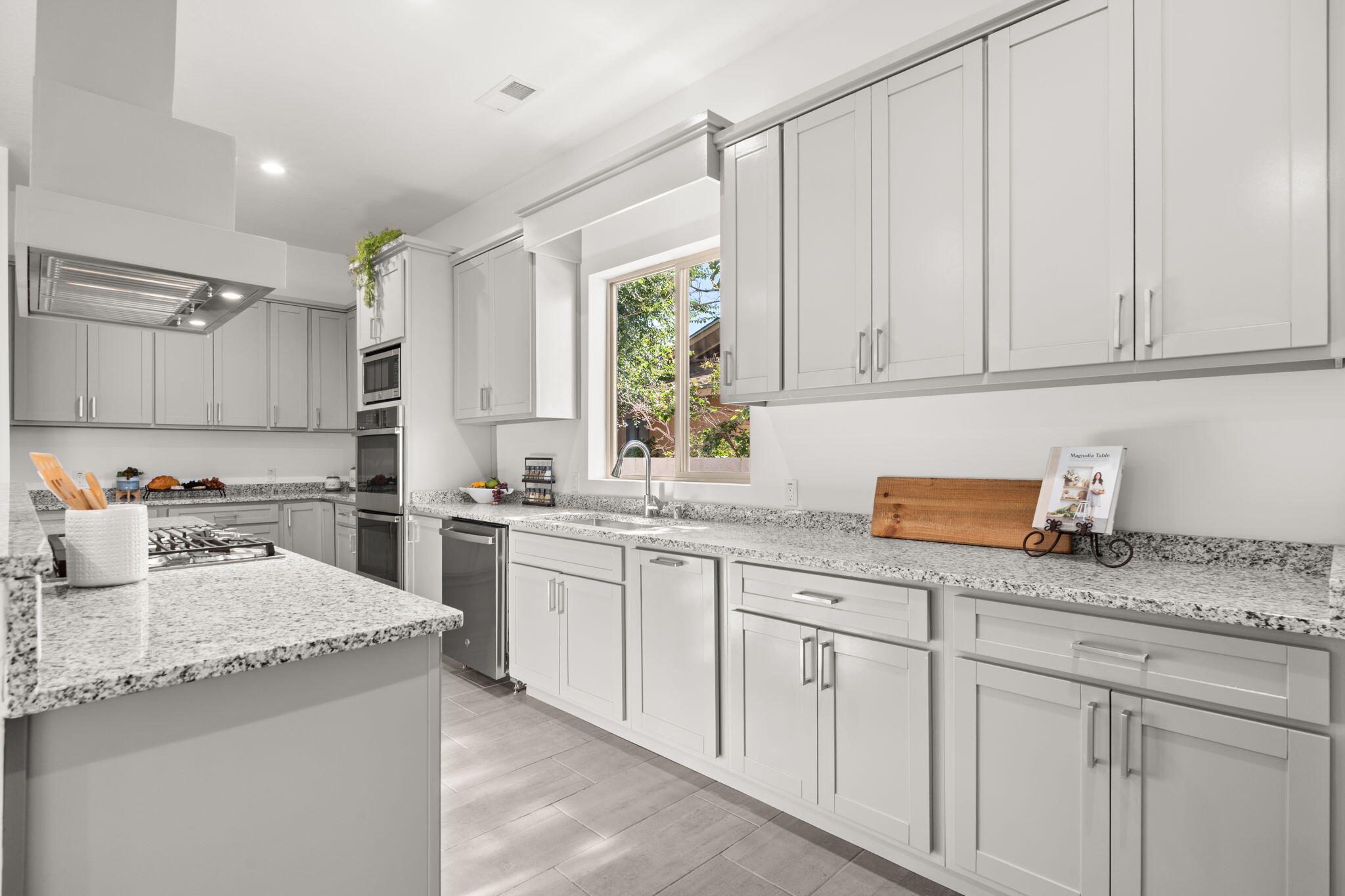 2006 SUTTLE Court NE