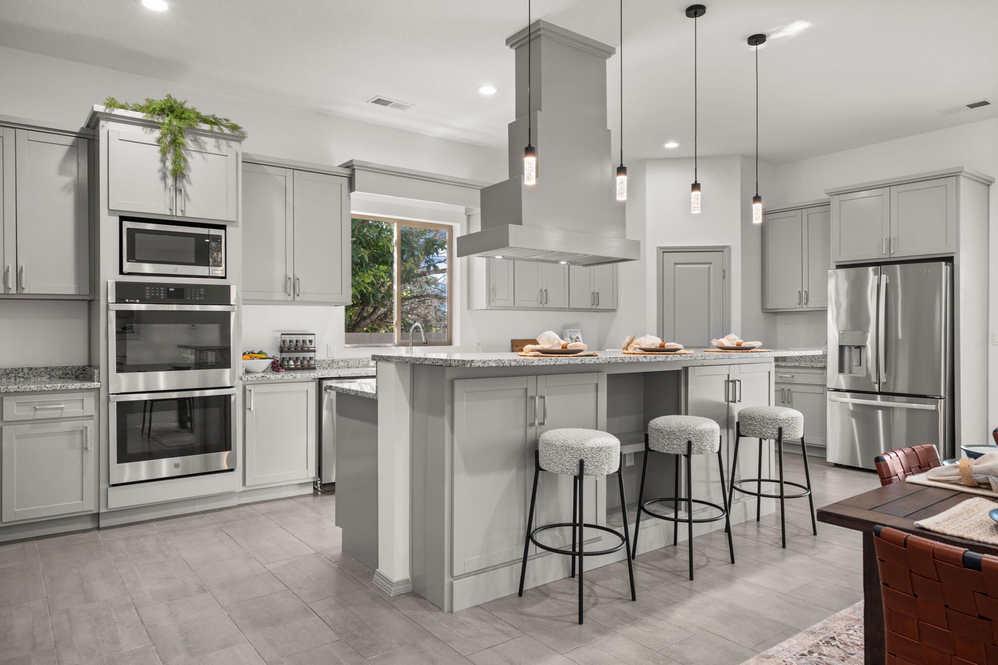 2006 SUTTLE Court NE