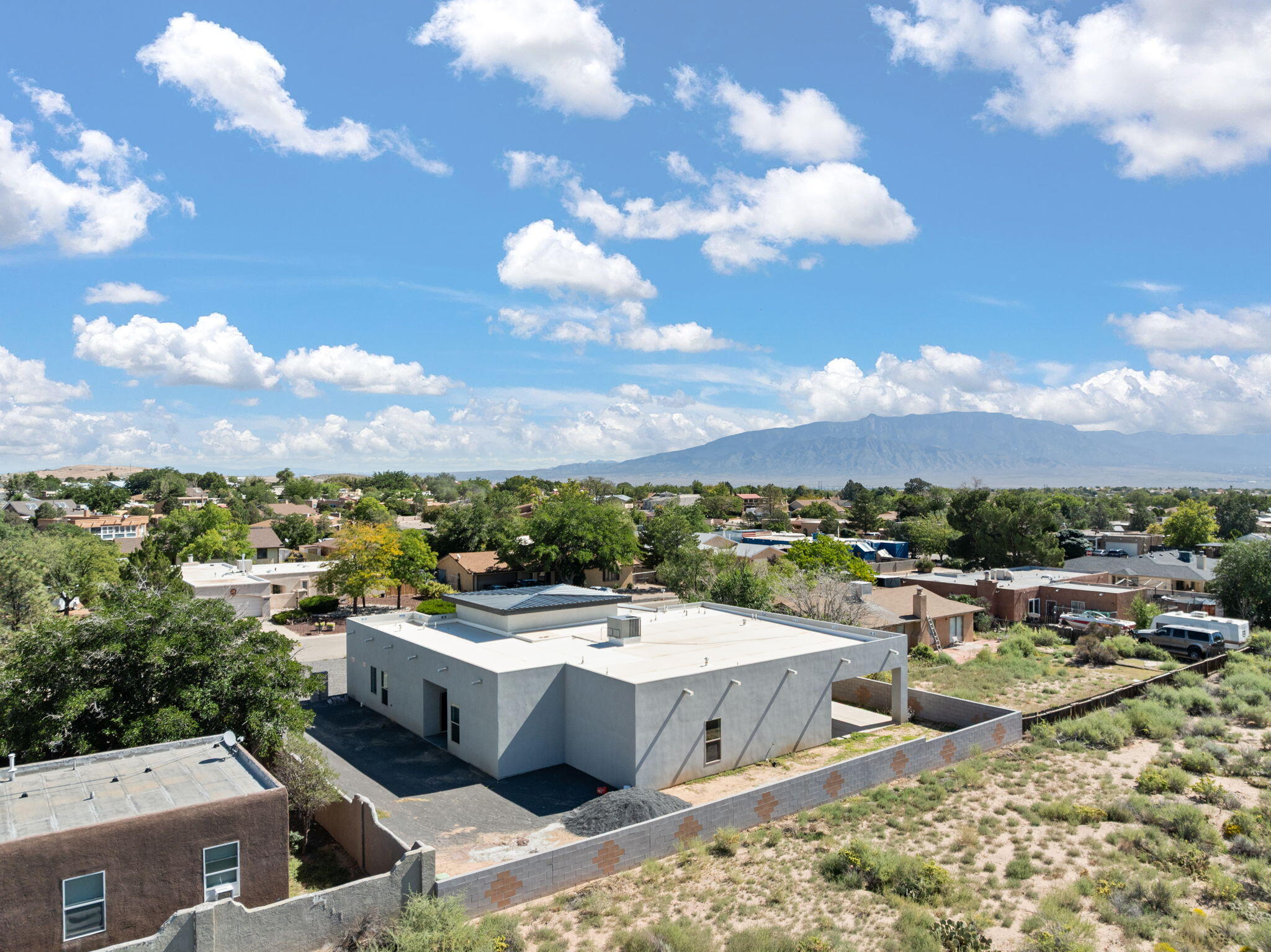 2006 SUTTLE Court NE