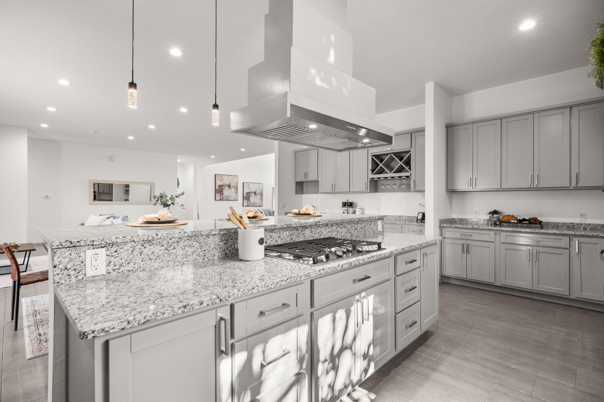 2006 SUTTLE Court NE