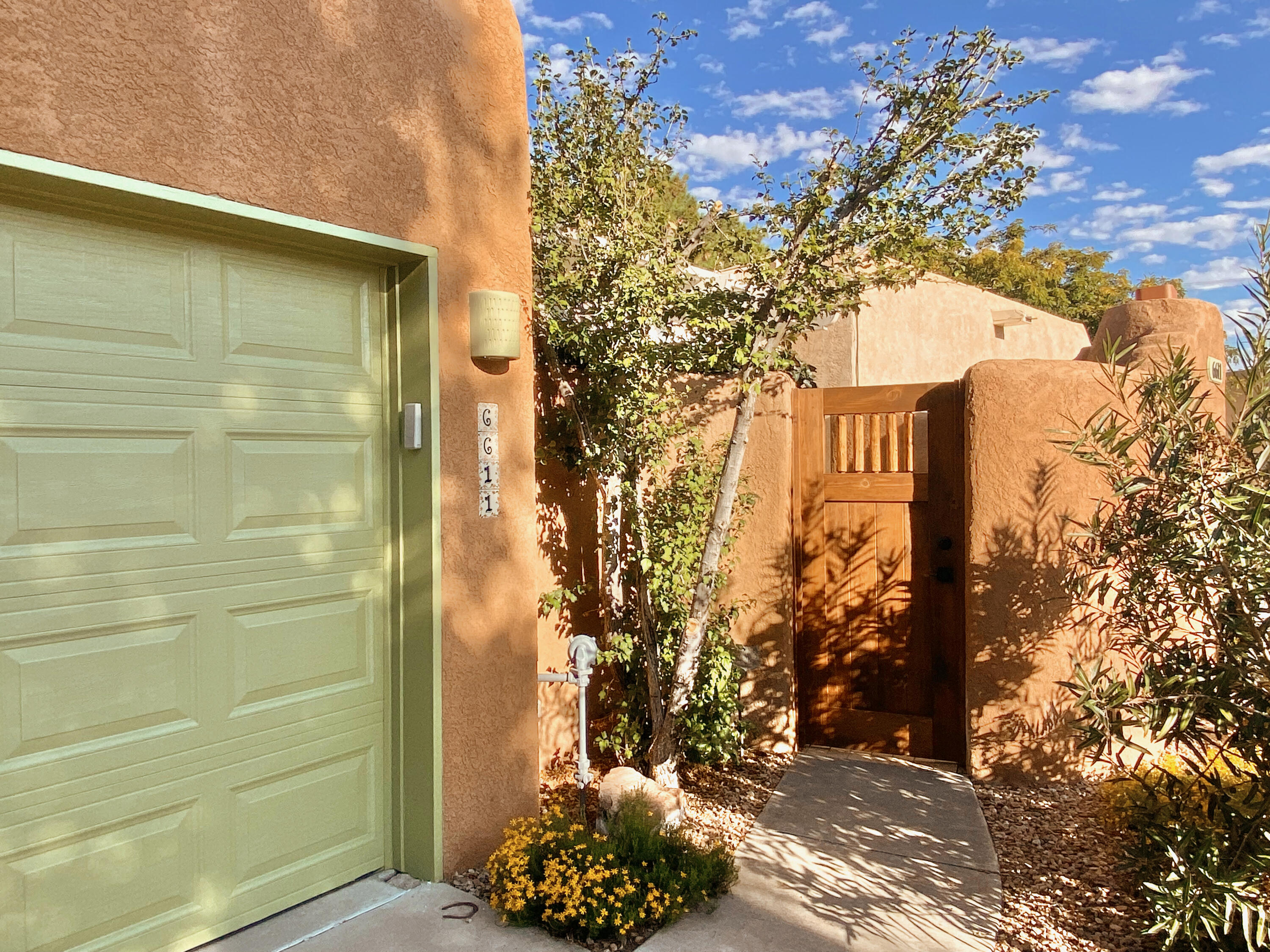 6611 LAS CASITAS Court NW