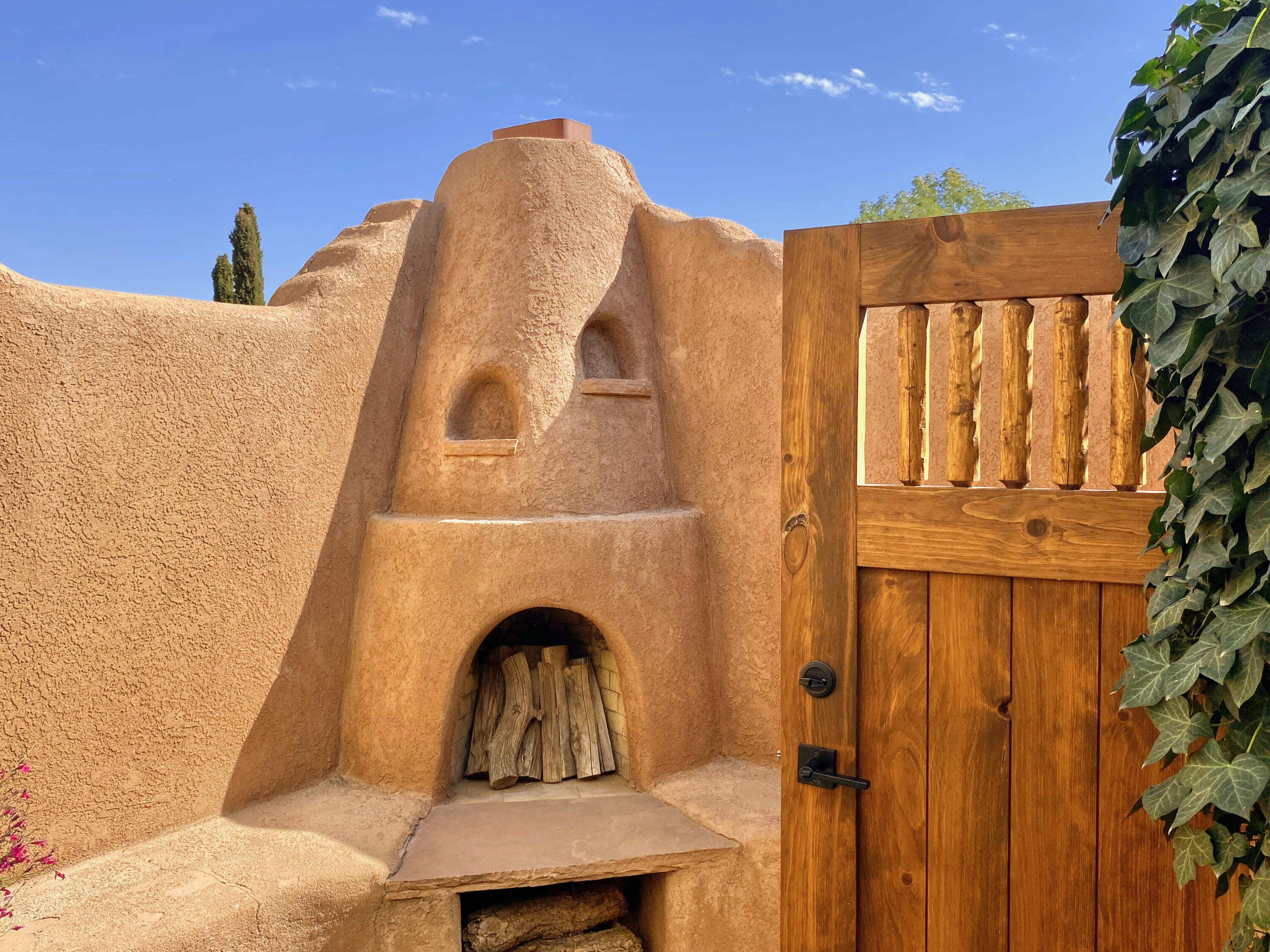 6611 LAS CASITAS Court NW