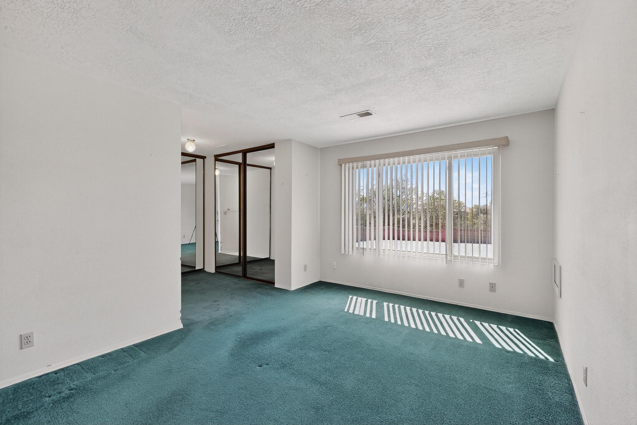 6286 ROADRUNNER Loop NE