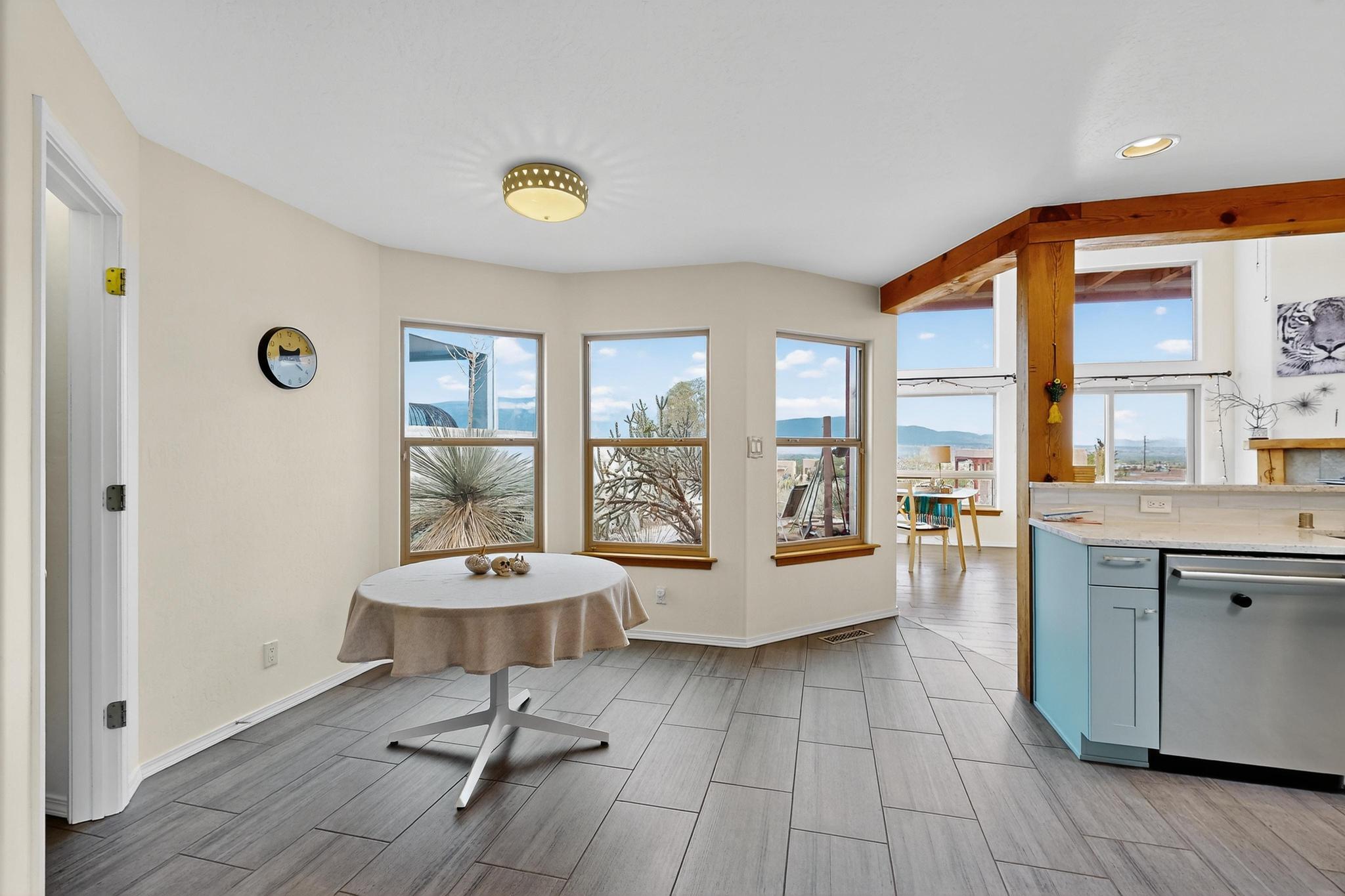 832 ACAPULCO Road NE