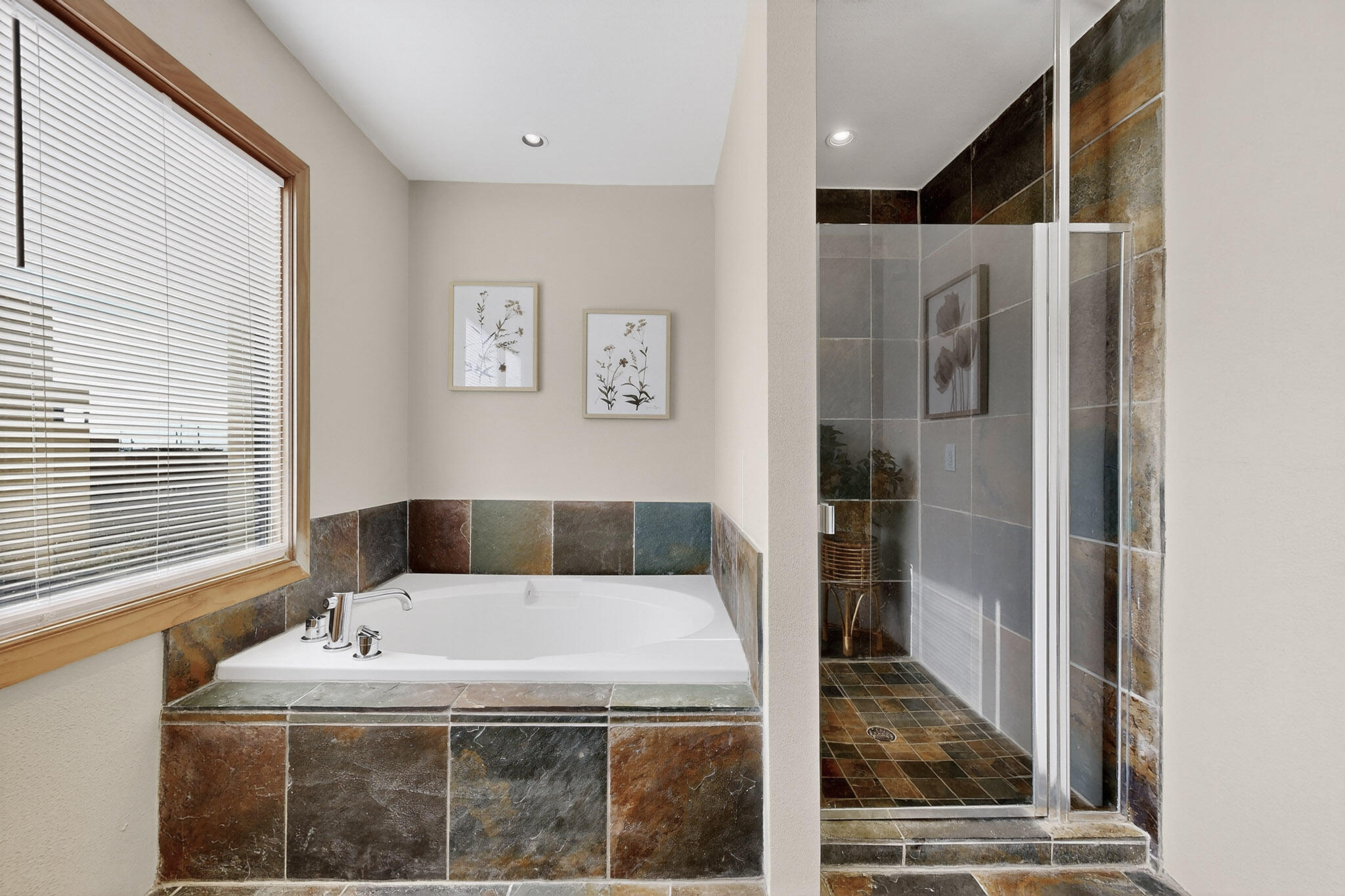 9323 HILTON Avenue NE