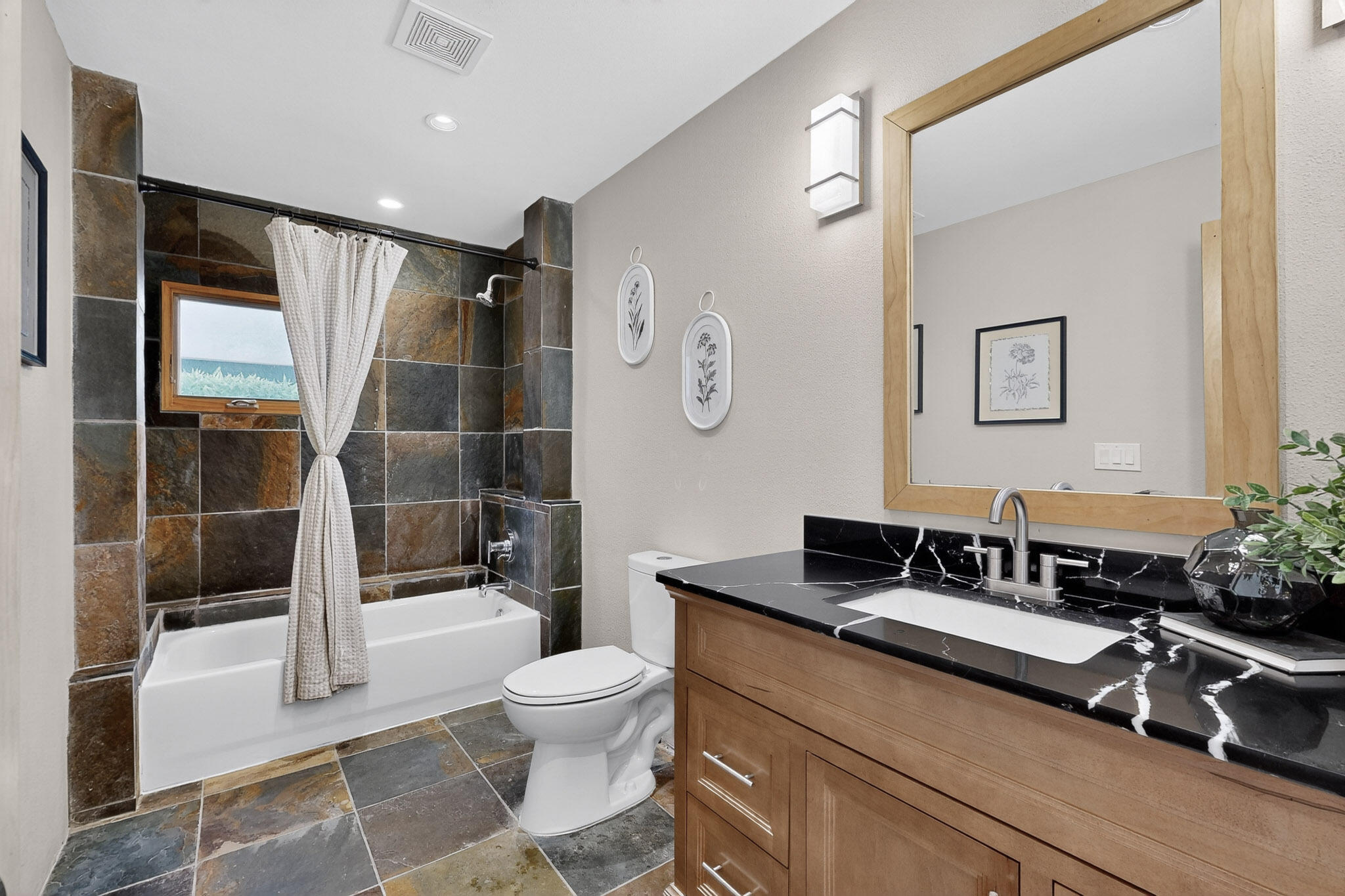 9323 HILTON Avenue NE