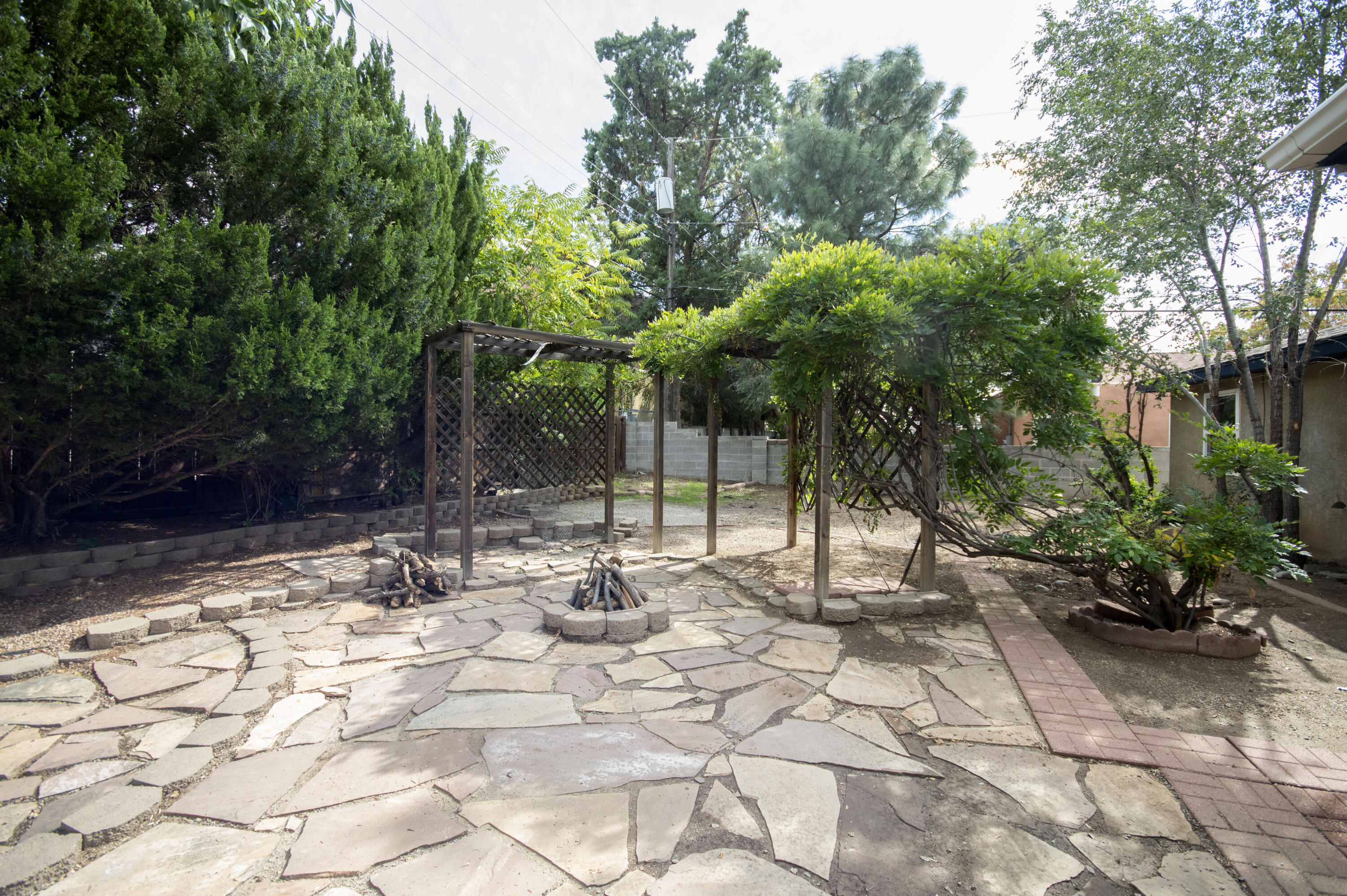 3704 GLORIETA Street NE