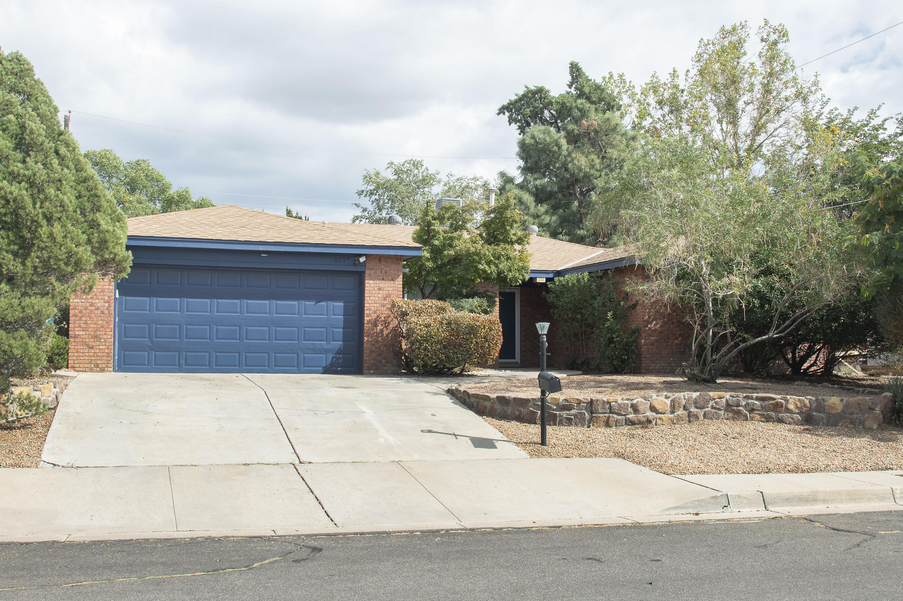 3704 GLORIETA Street NE