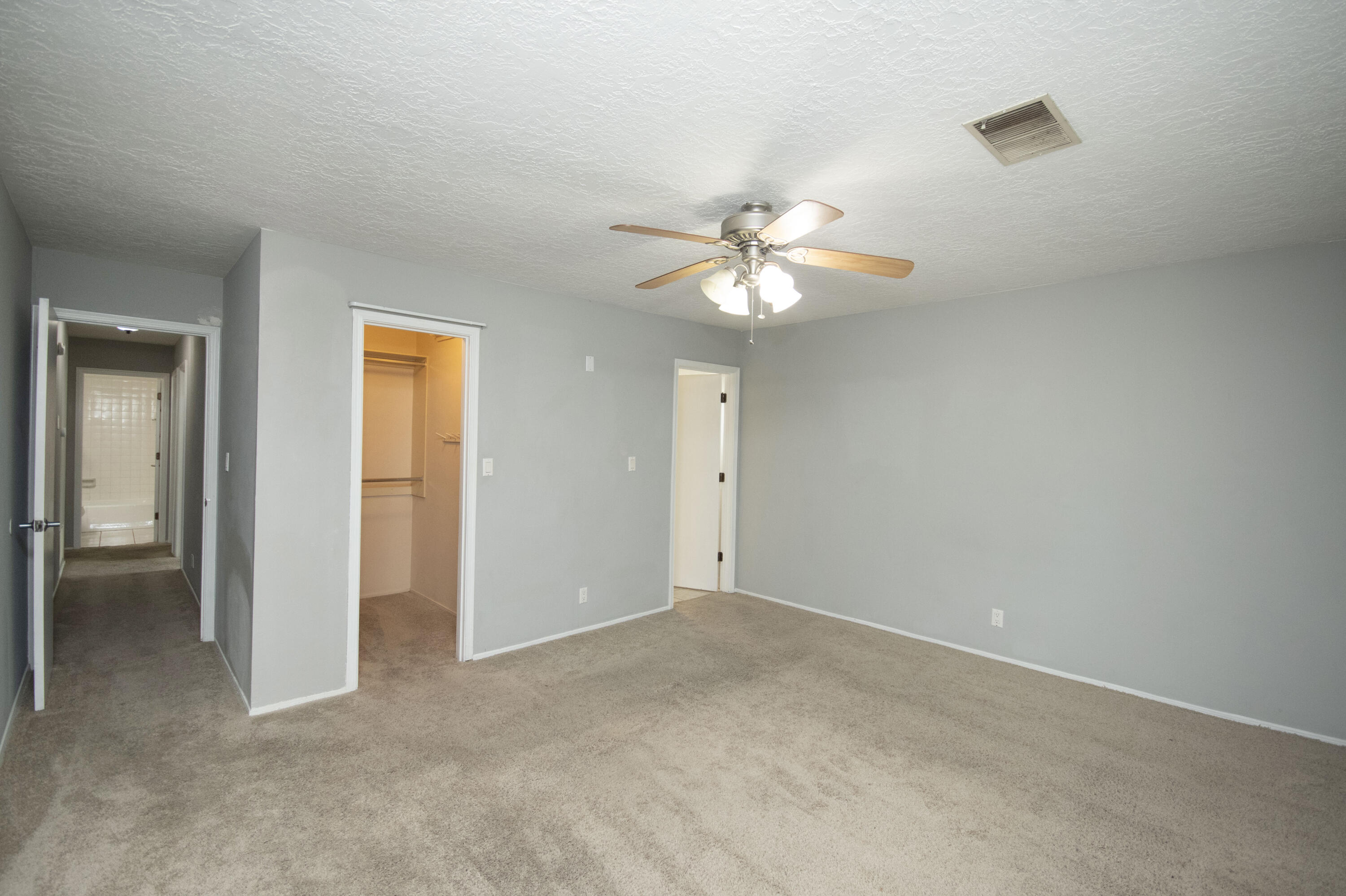 3704 GLORIETA Street NE