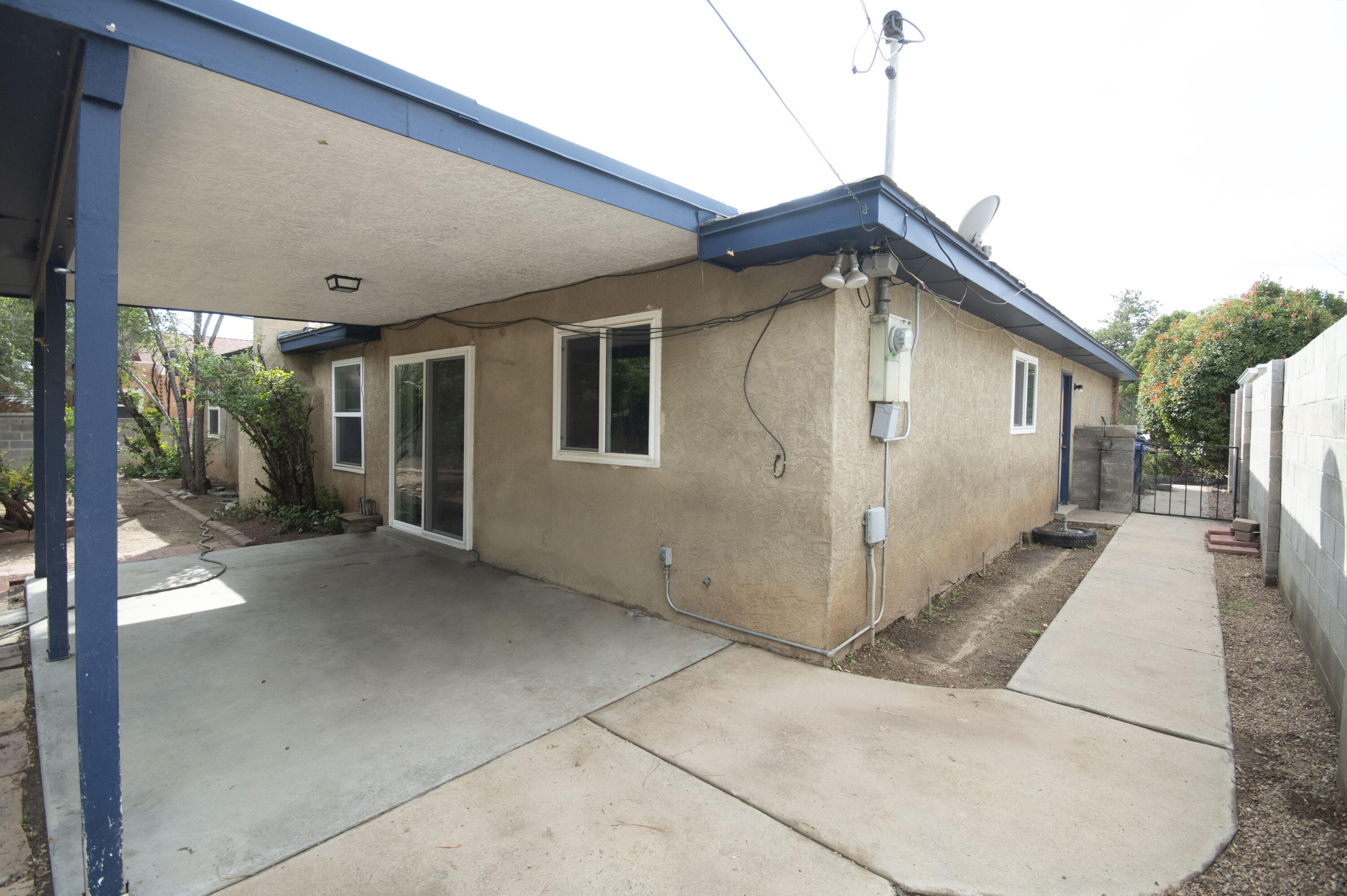 3704 GLORIETA Street NE