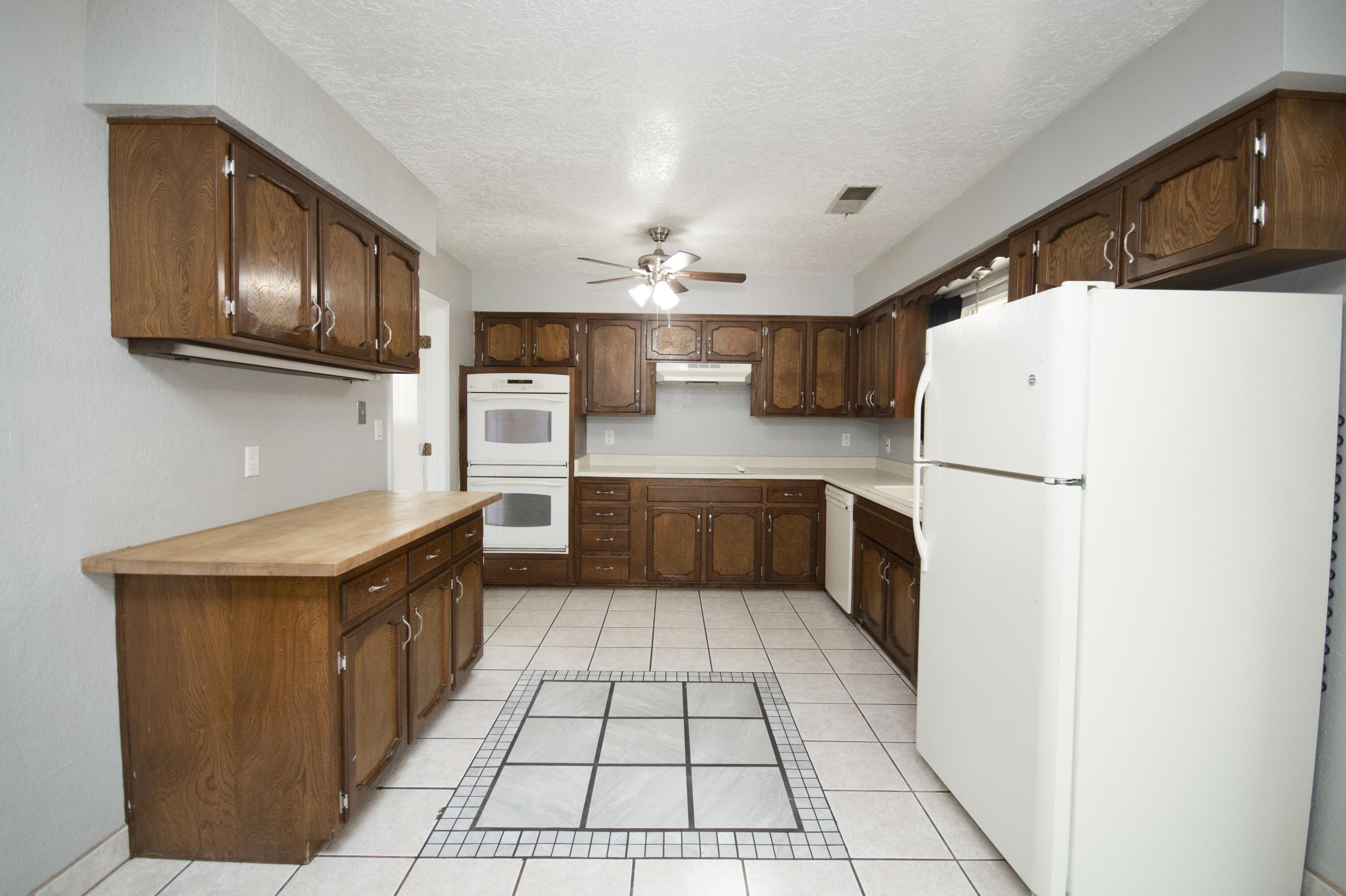 3704 GLORIETA Street NE