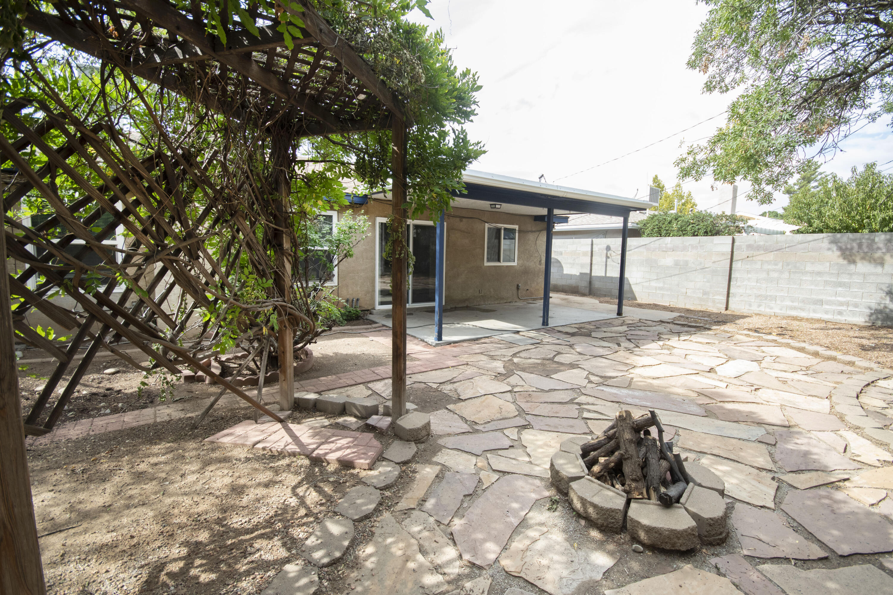 3704 GLORIETA Street NE