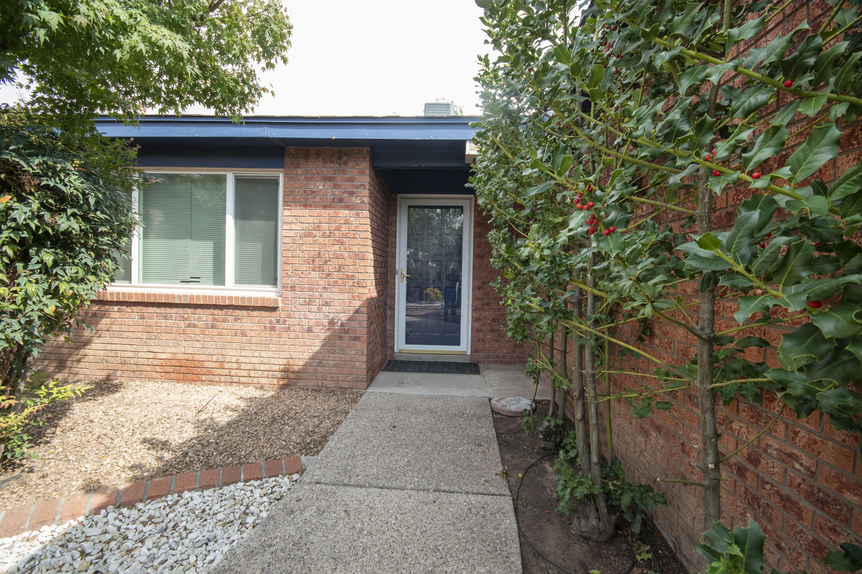 3704 GLORIETA Street NE