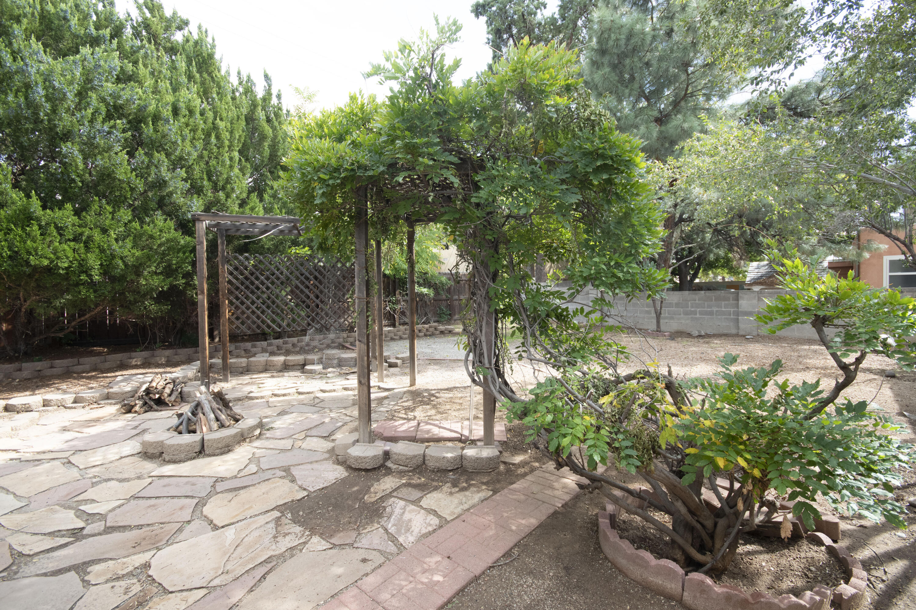 3704 GLORIETA Street NE