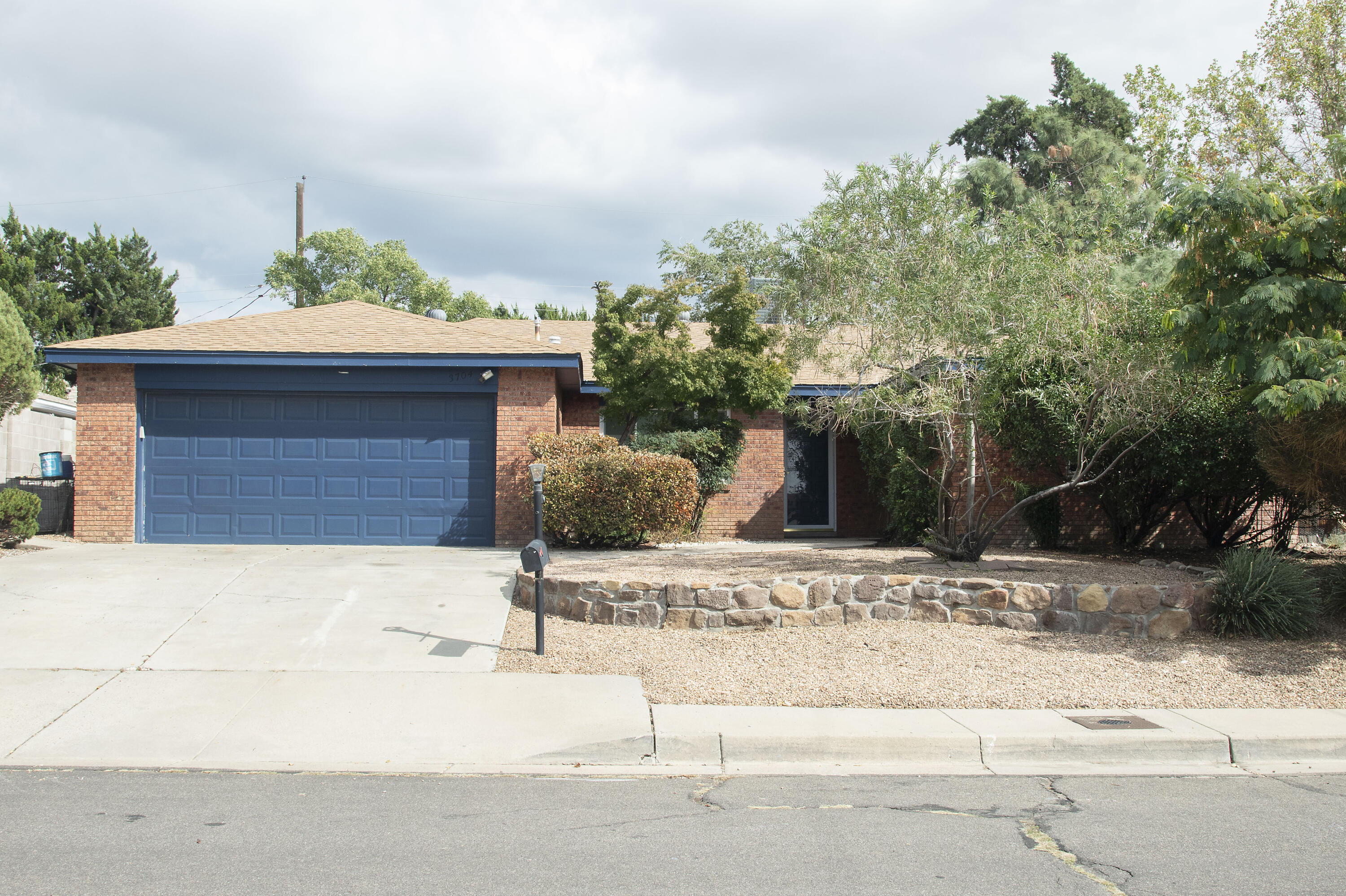 3704 GLORIETA Street NE