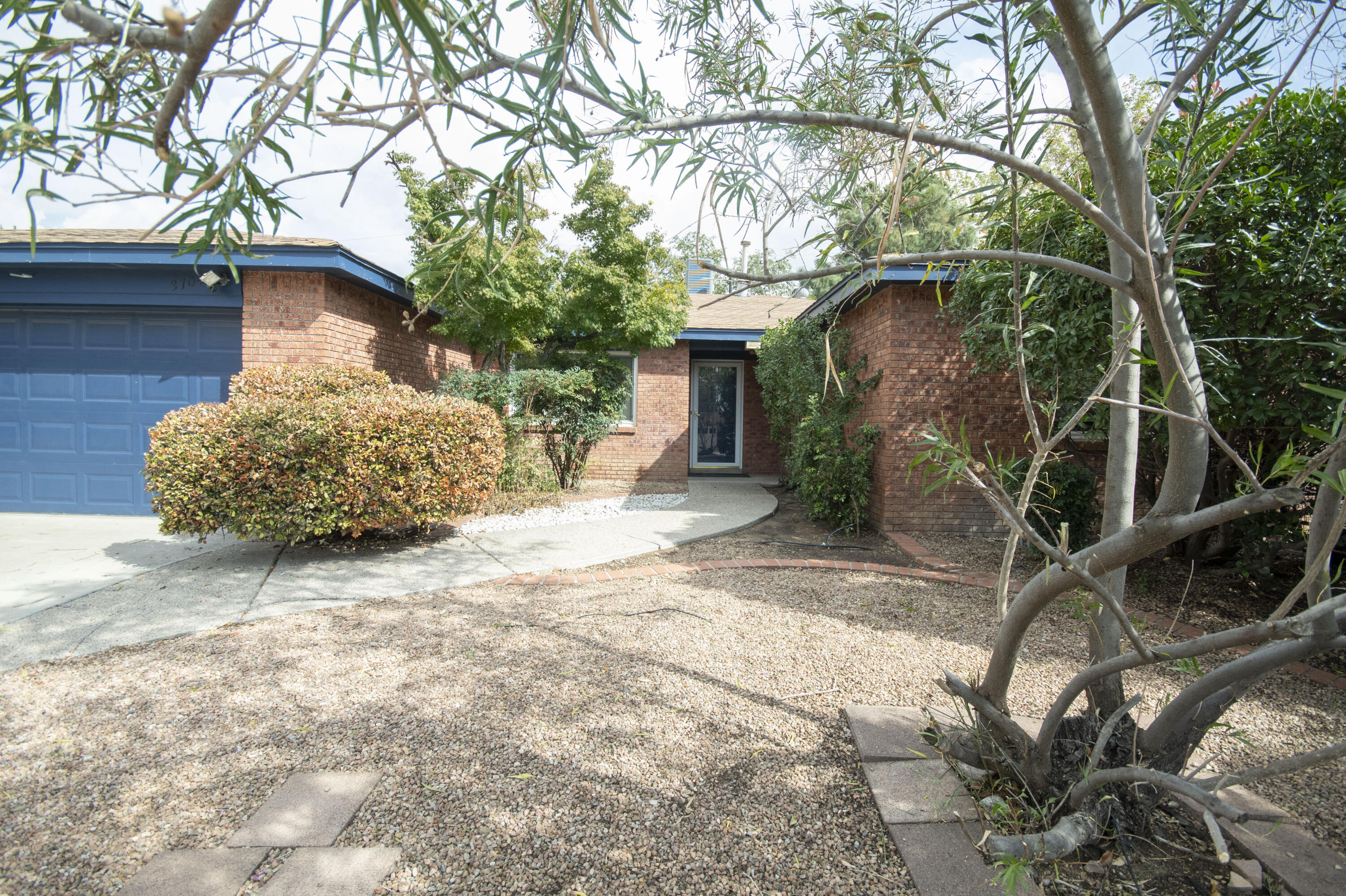 3704 GLORIETA Street NE