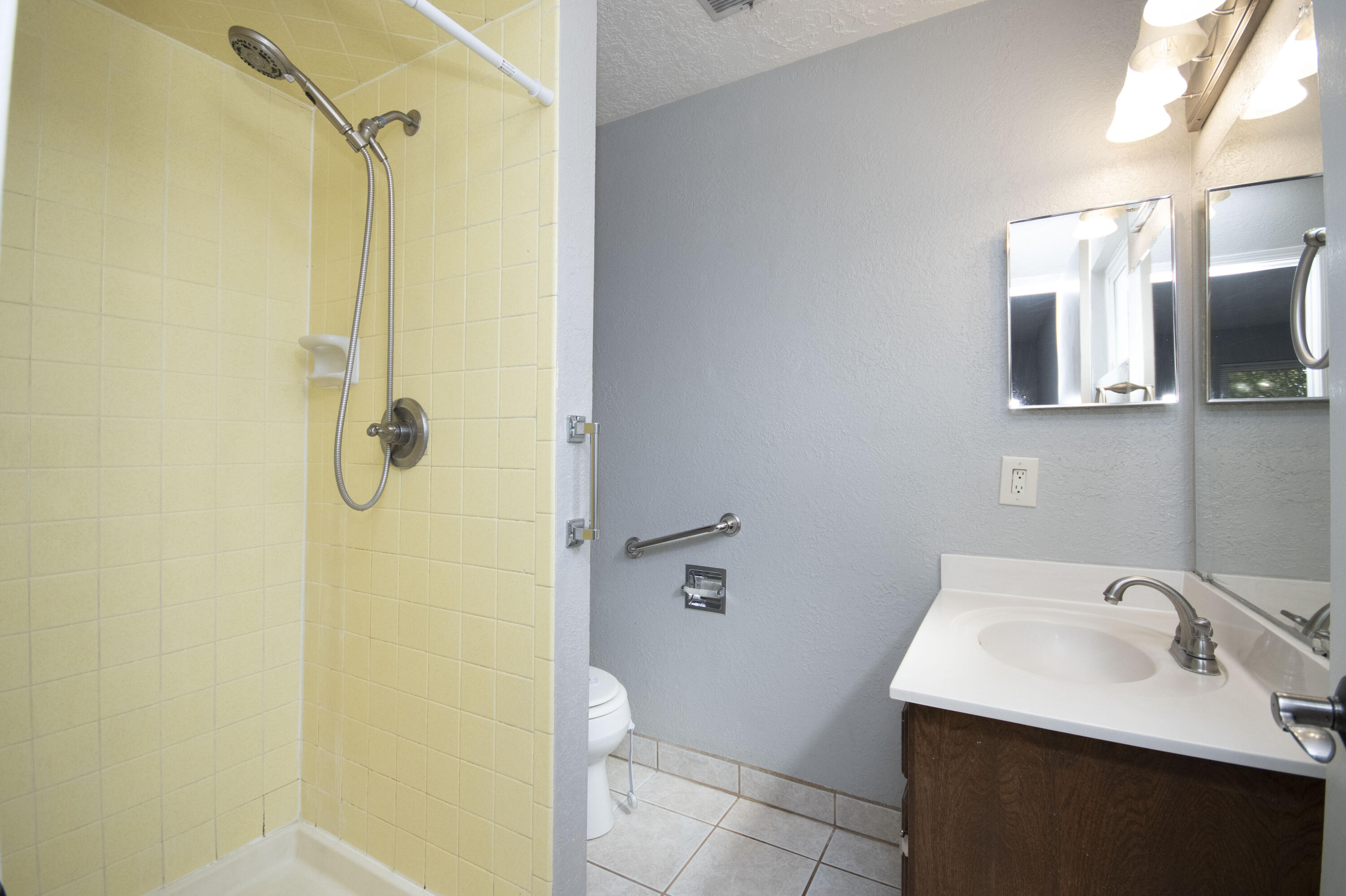 3704 GLORIETA Street NE