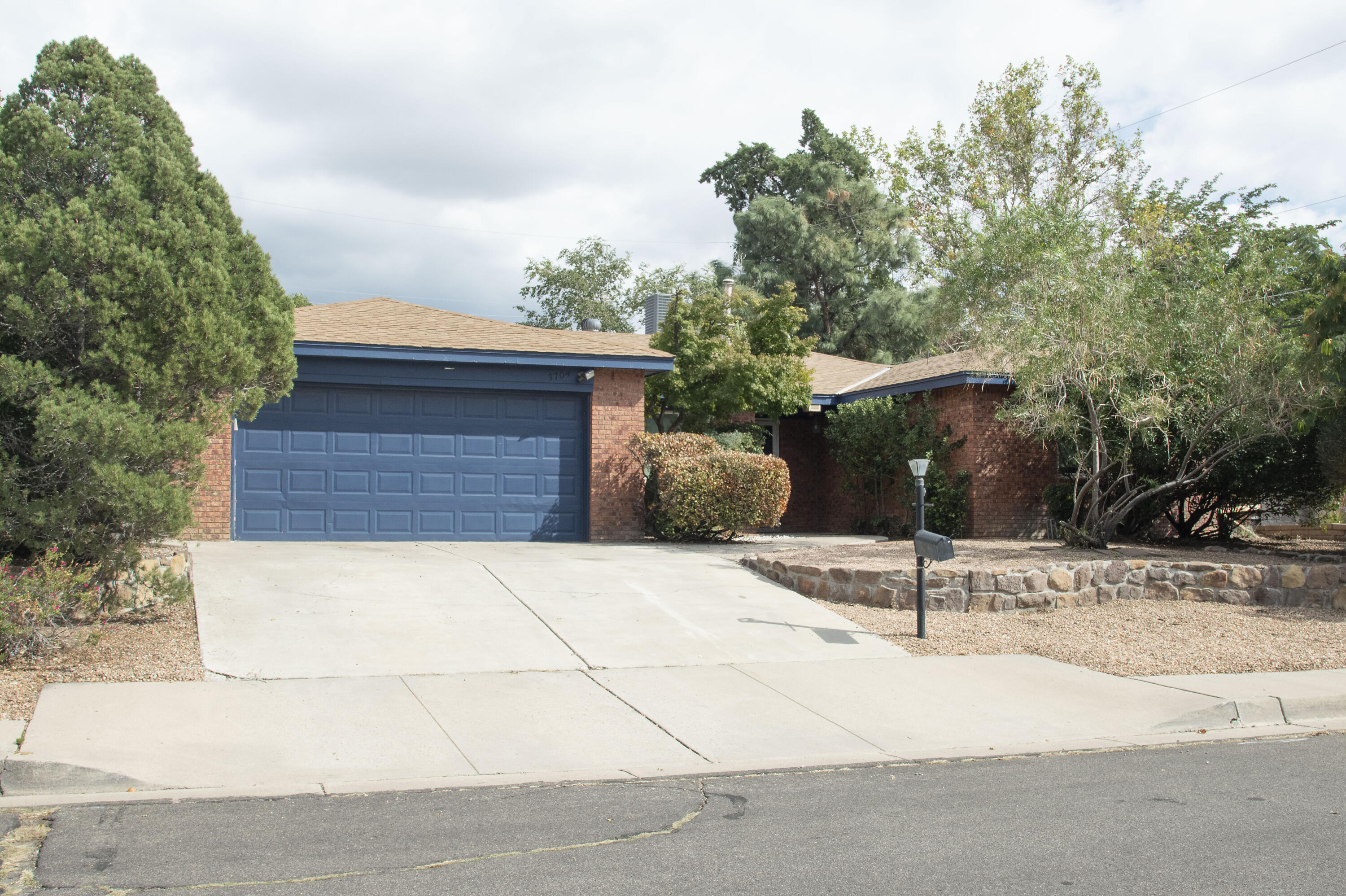 3704 GLORIETA Street NE