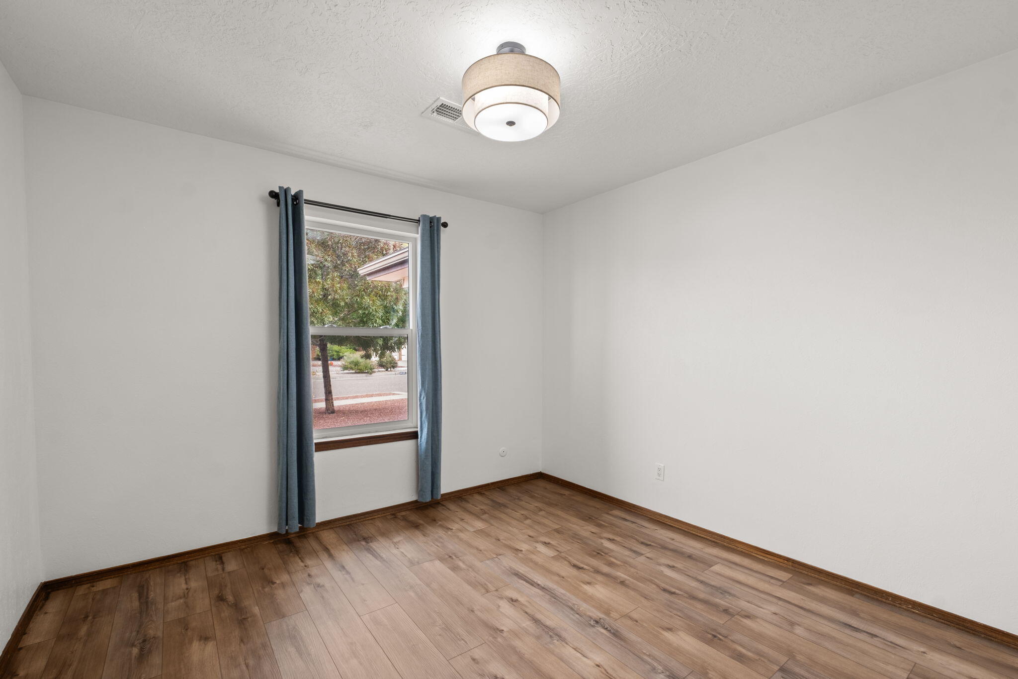 9812 Admiral Dewey Avenue NE