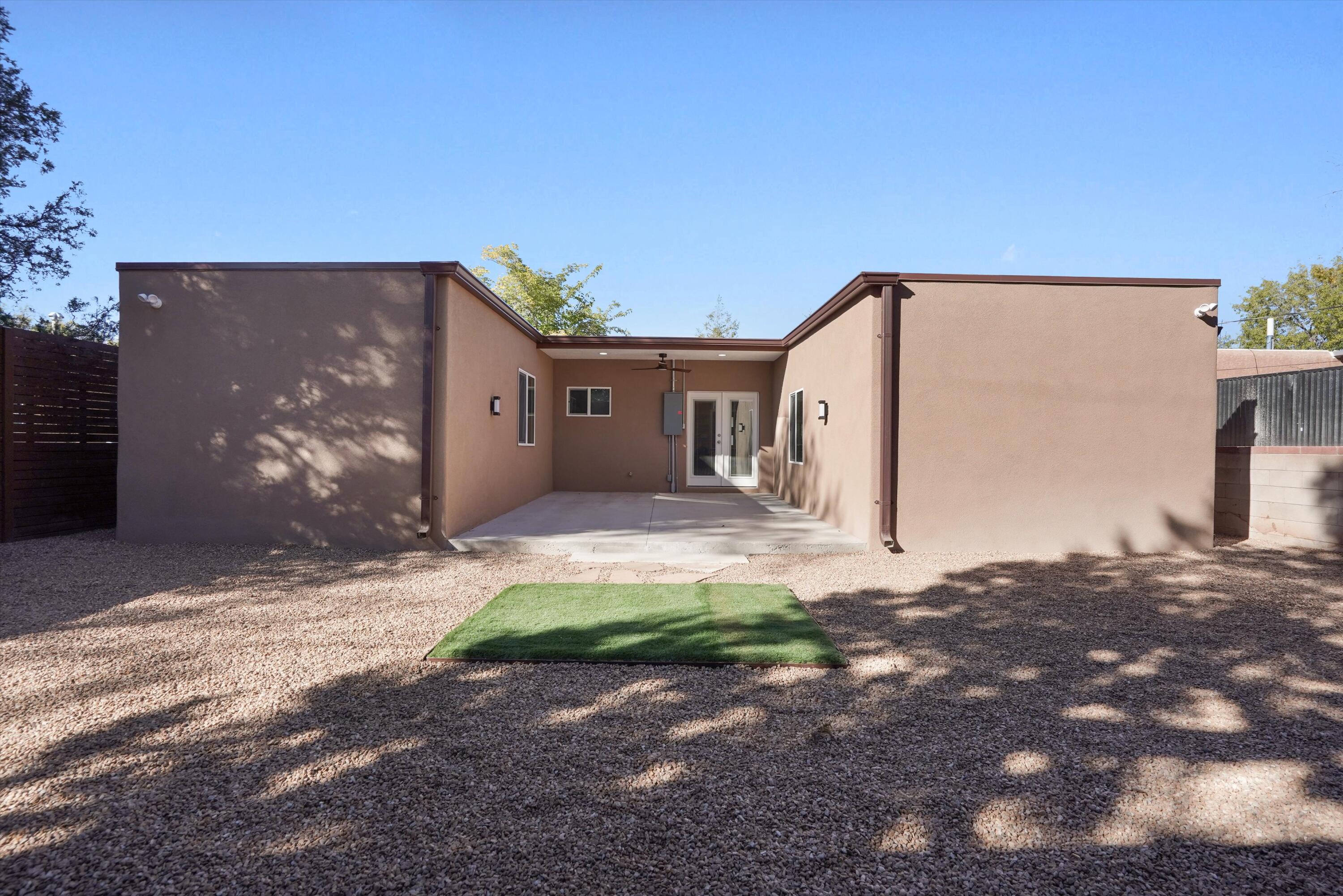 812 Valencia Drive NE