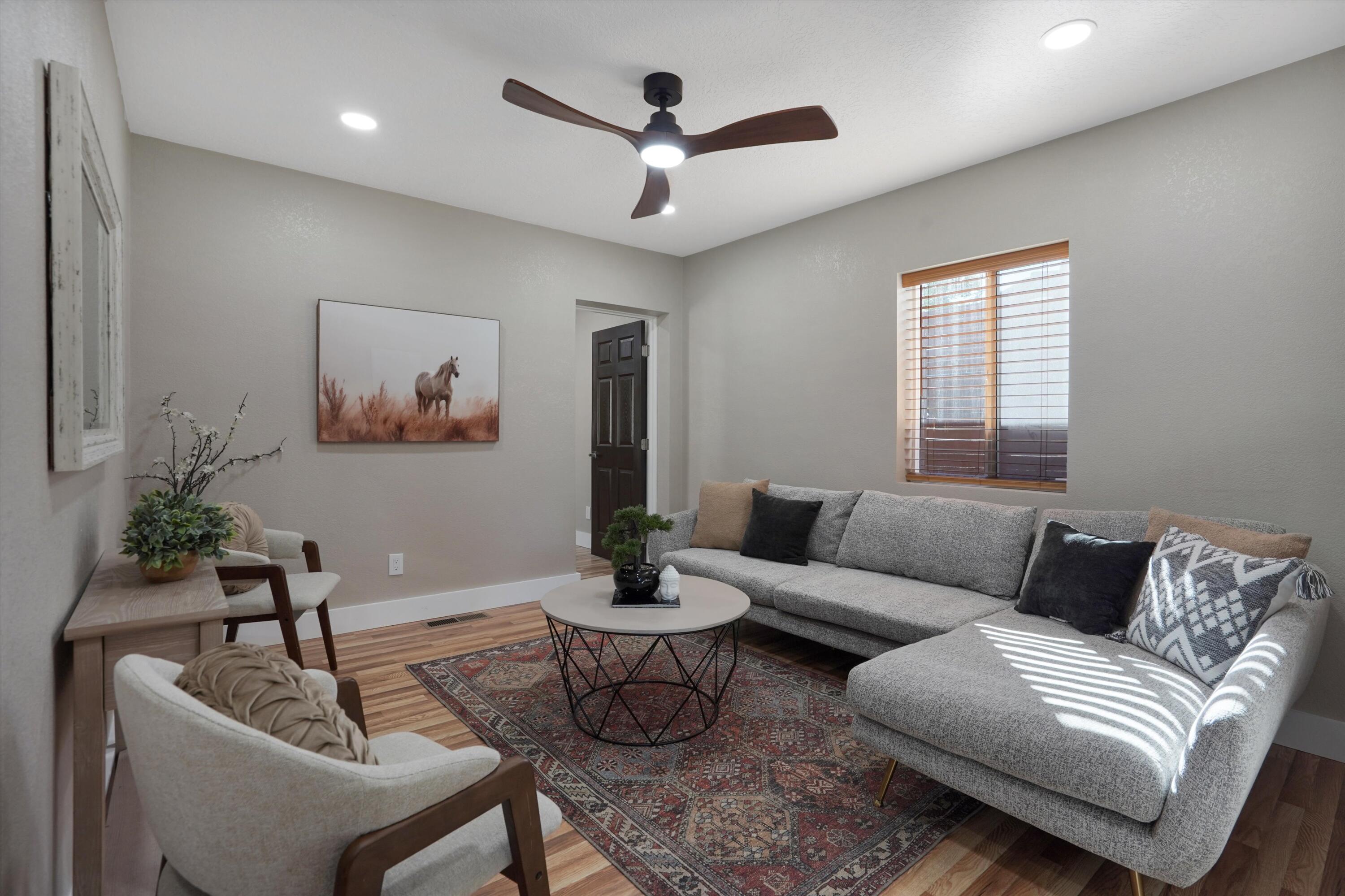 812 Valencia Drive NE